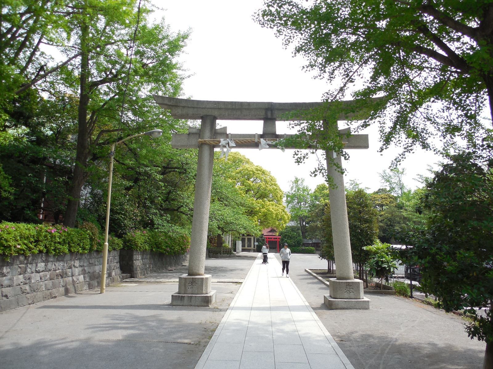 前面には緑豊かな神社があります