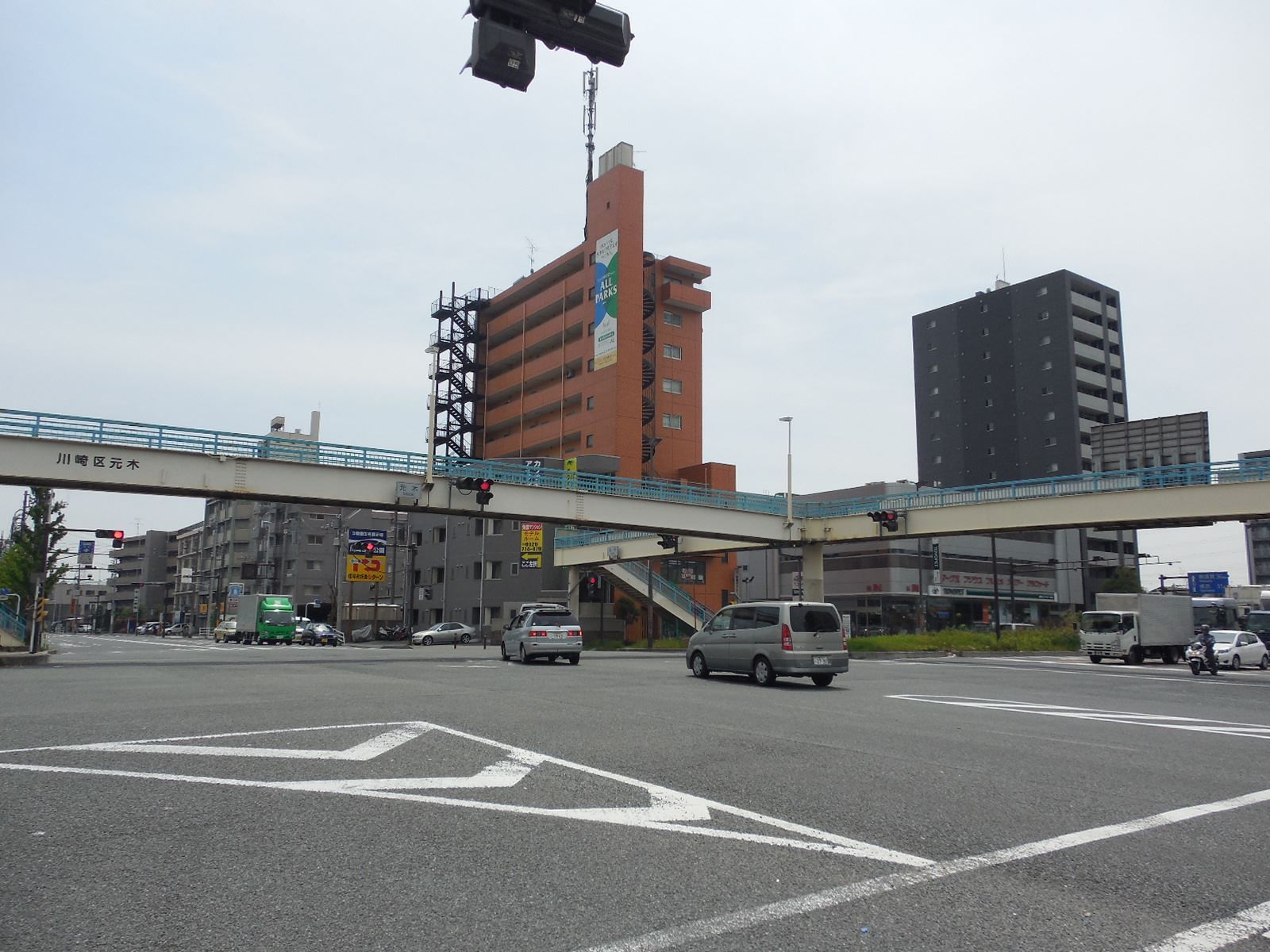 大通りの交差点に近い立地