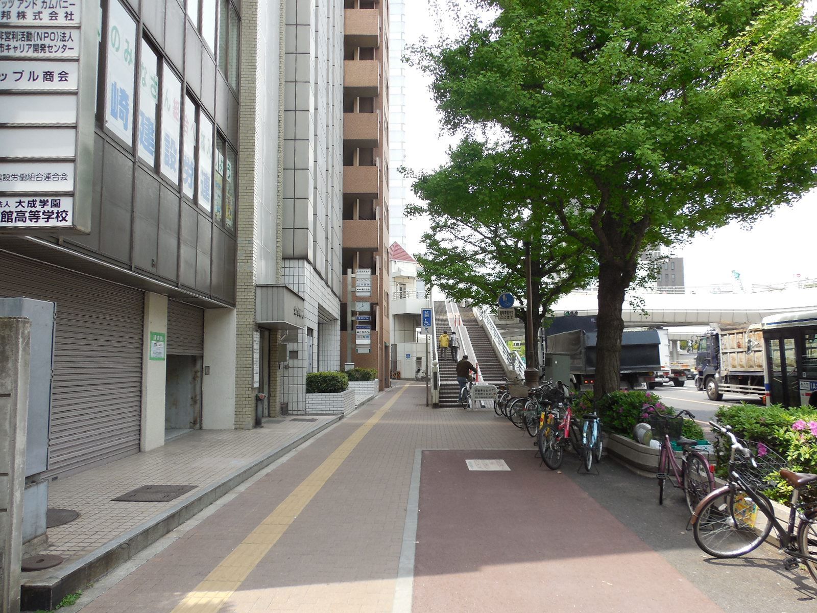 前面歩道の雰囲気