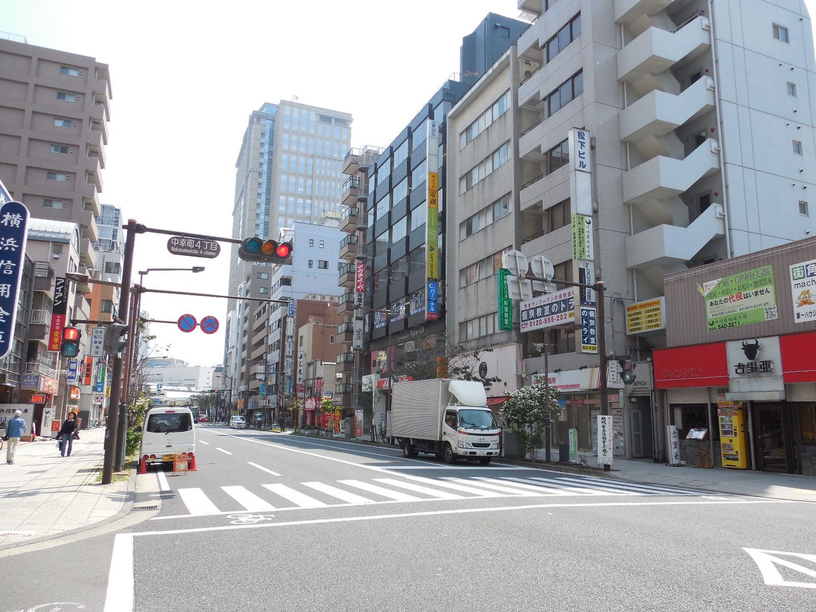 大通りから少し中に入った立地