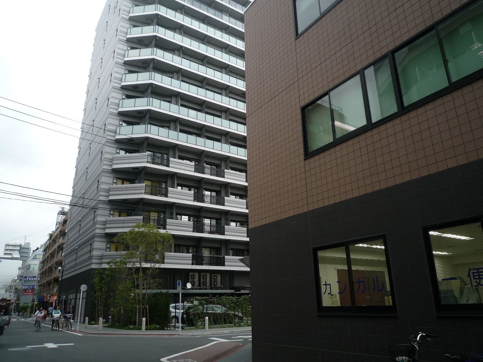 オフィスビルやマンションが立ち並ぶ
