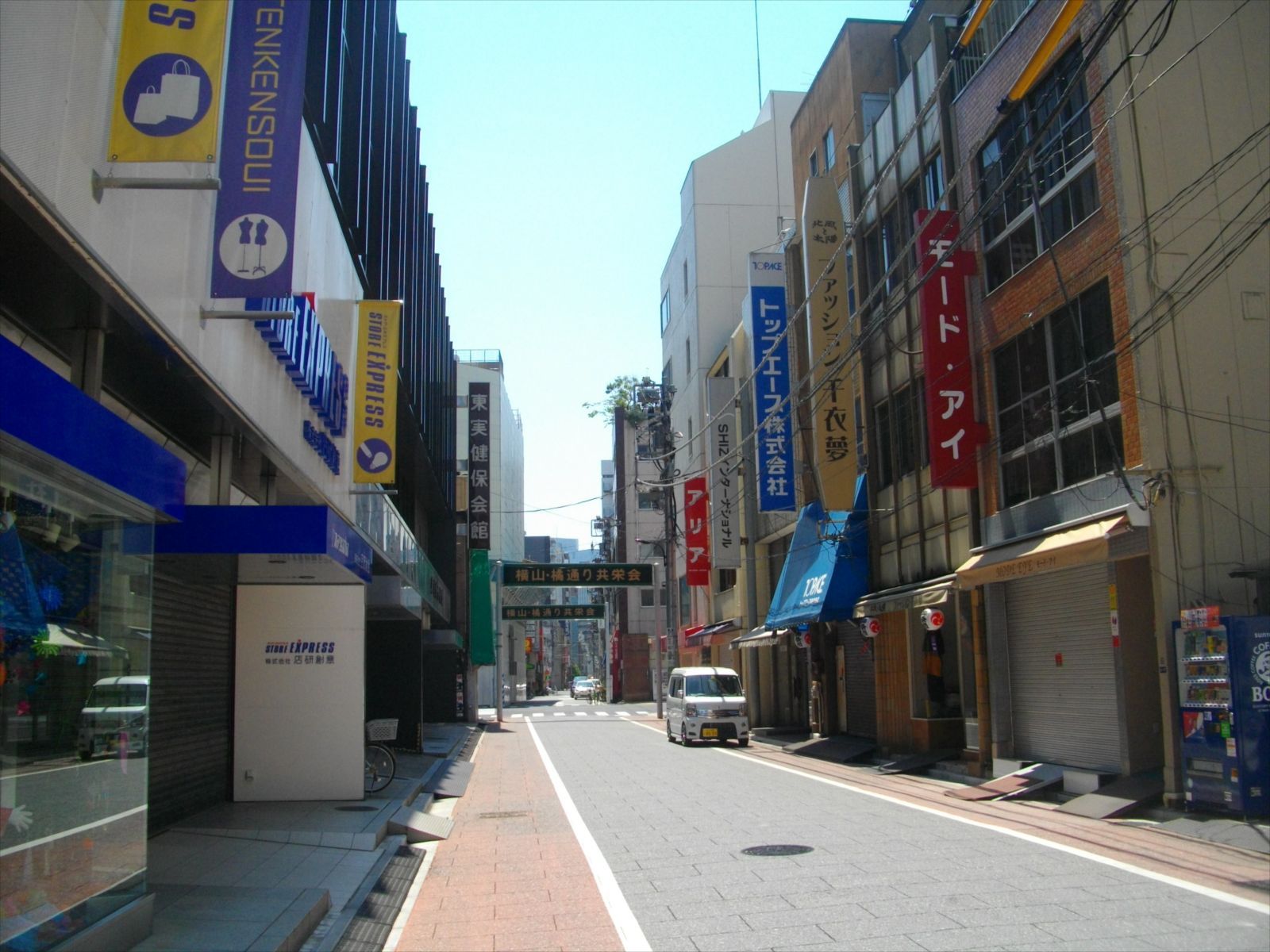 大通りを入った所に位置する