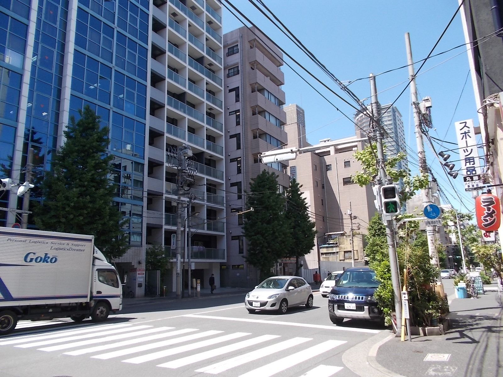 オフィスビルが並ぶ通り