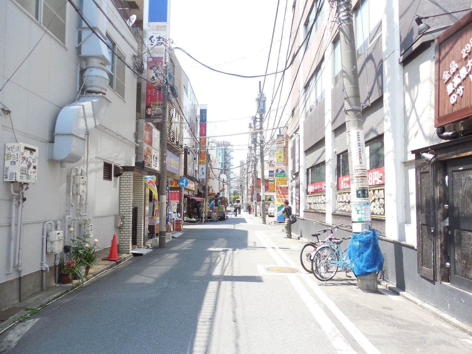 飲食店を中心に店舗が多いエリア