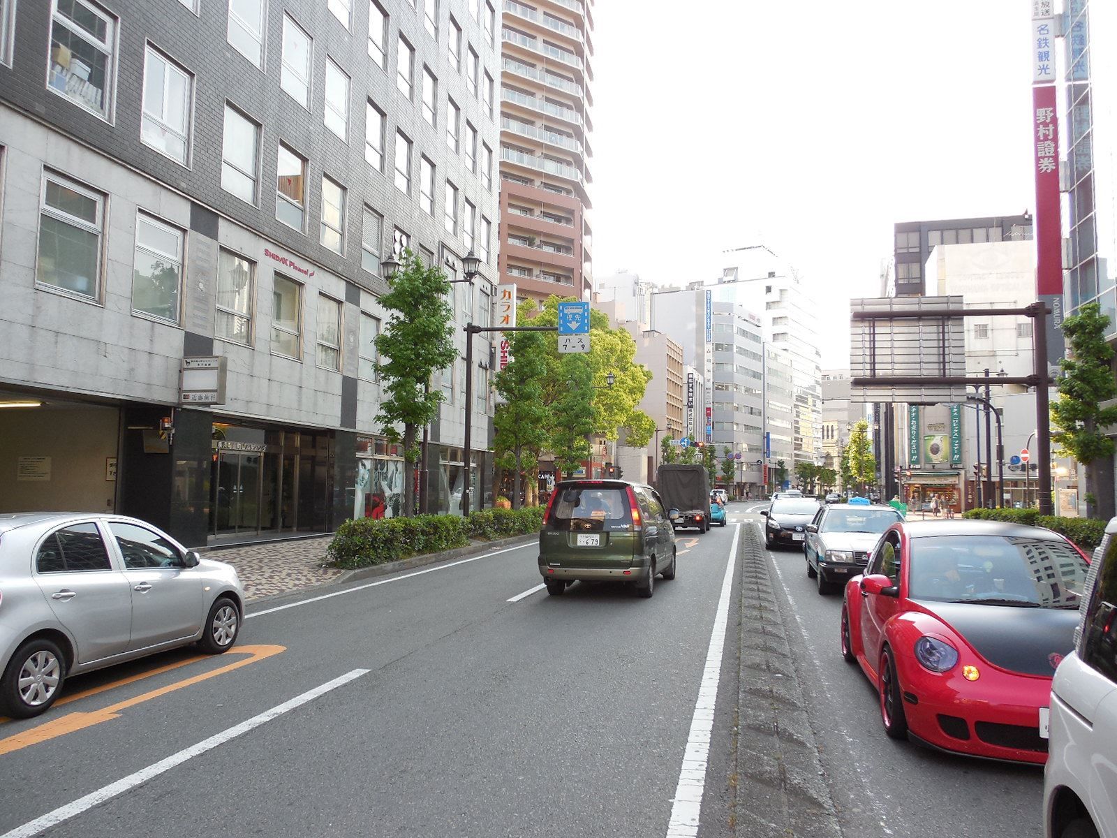 大通りに面した立地