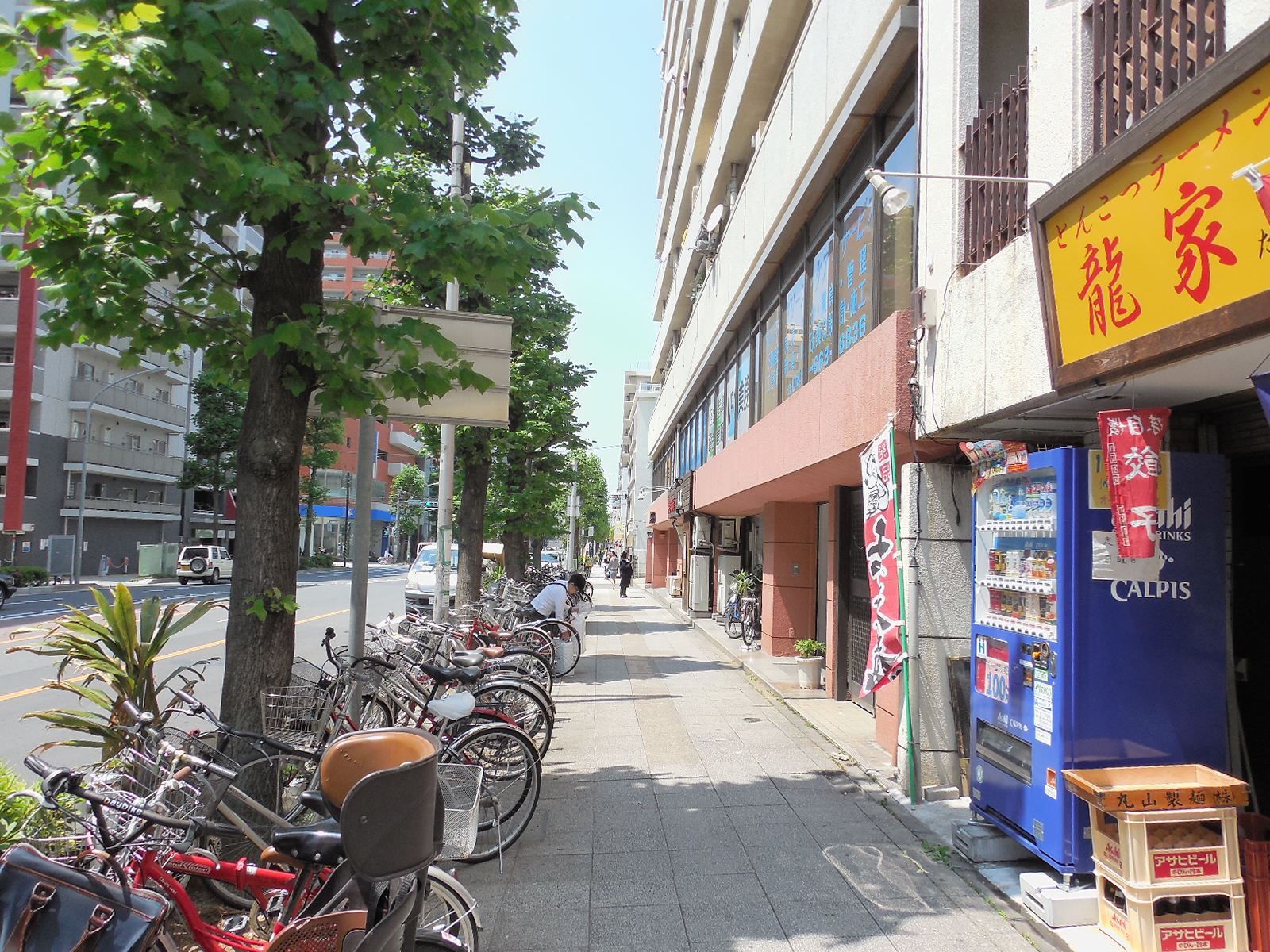 住宅が多い地域に立地