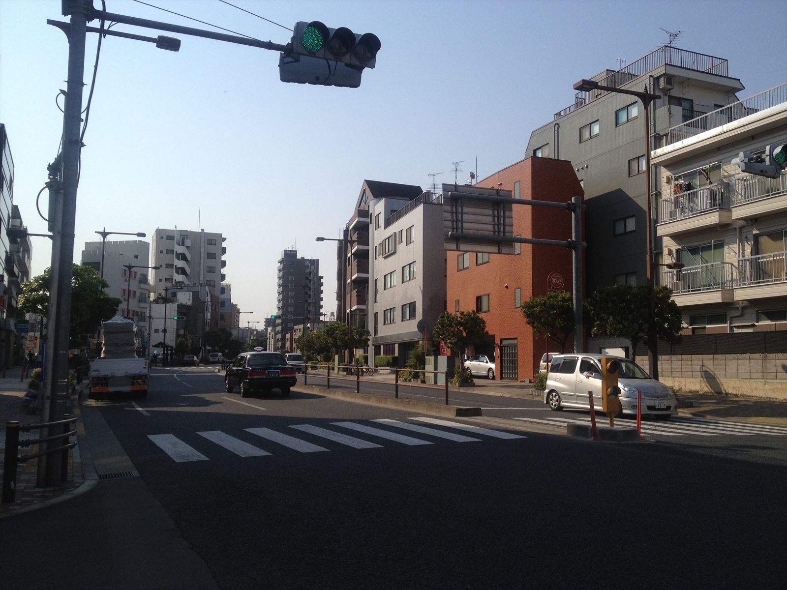 靖国通りを中に入る