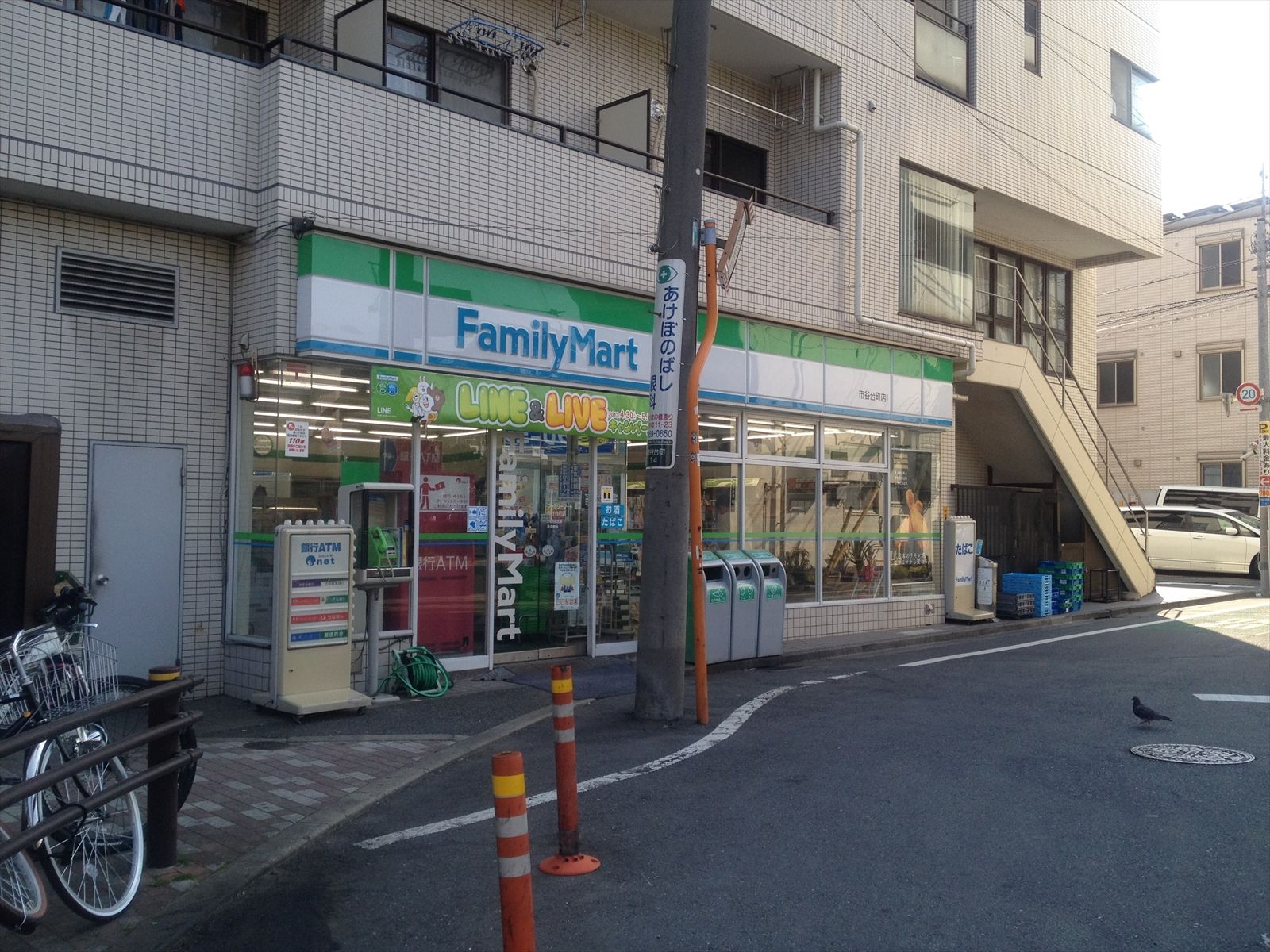 近くにコンビニも