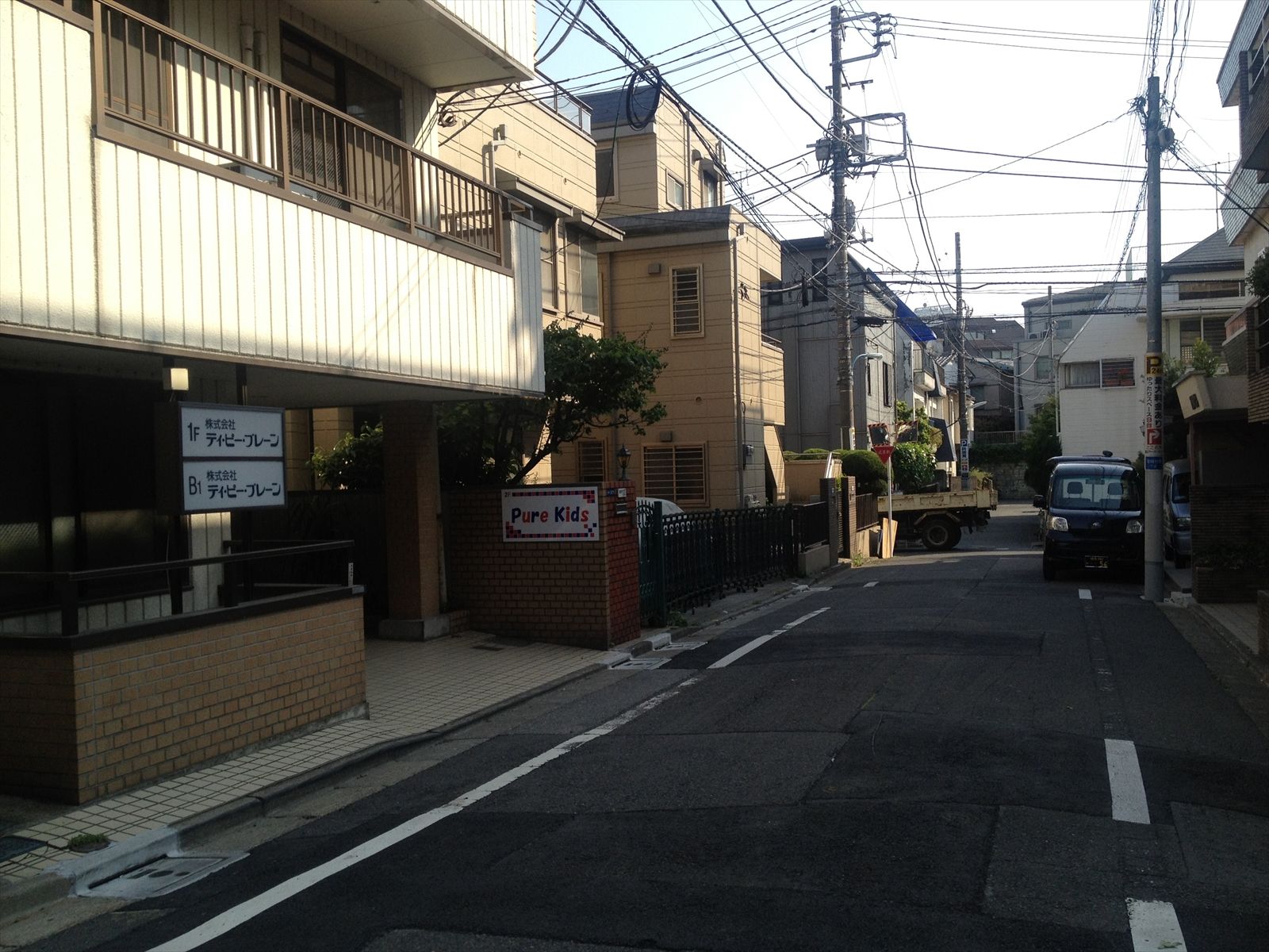 住宅地にたたずむ