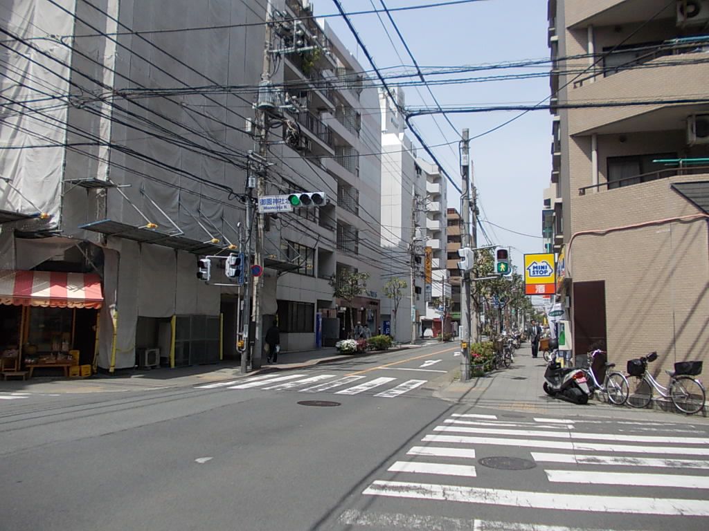 御園神社北交差点の角地に立地