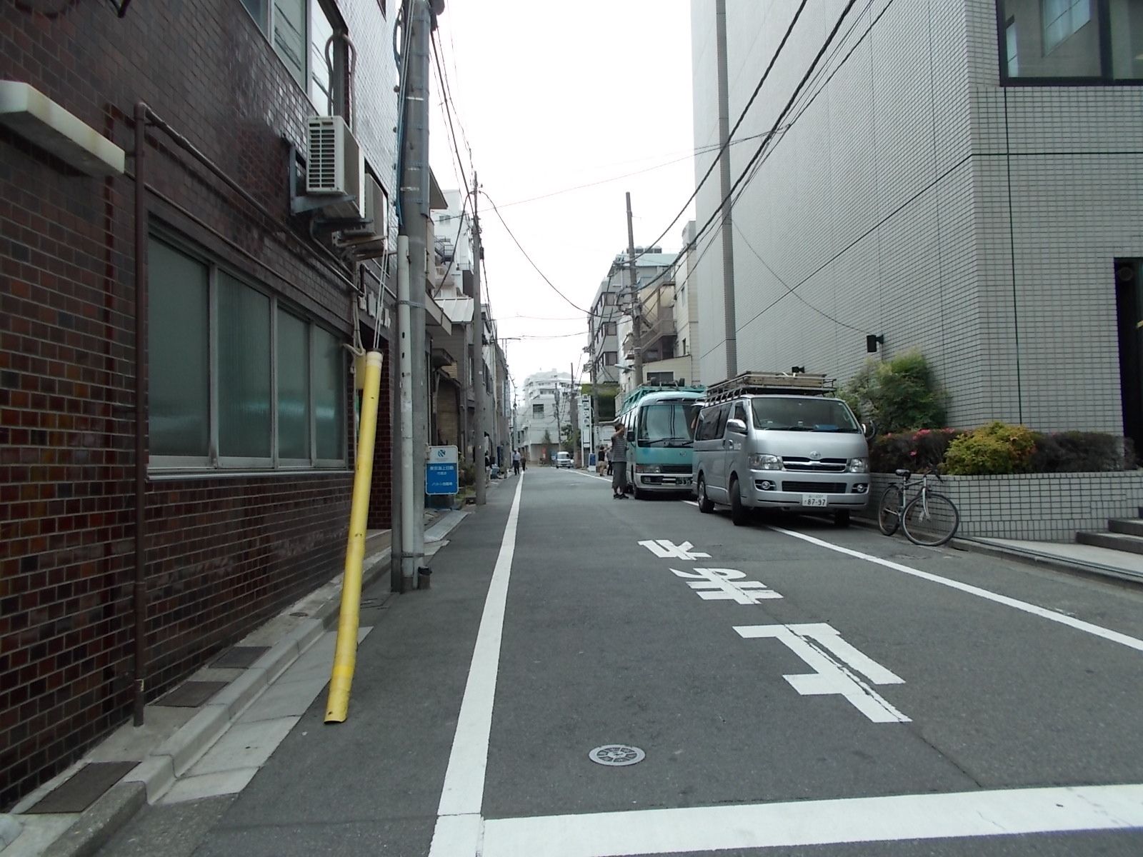 真興交易本社ビル前の通り