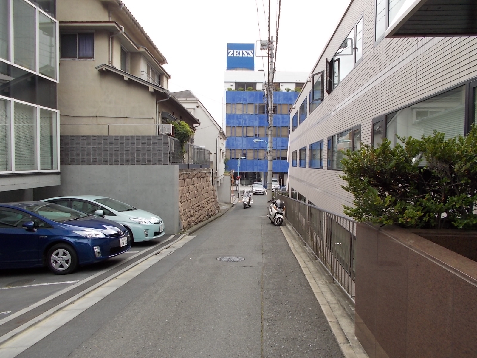 ビル前は静かな通り