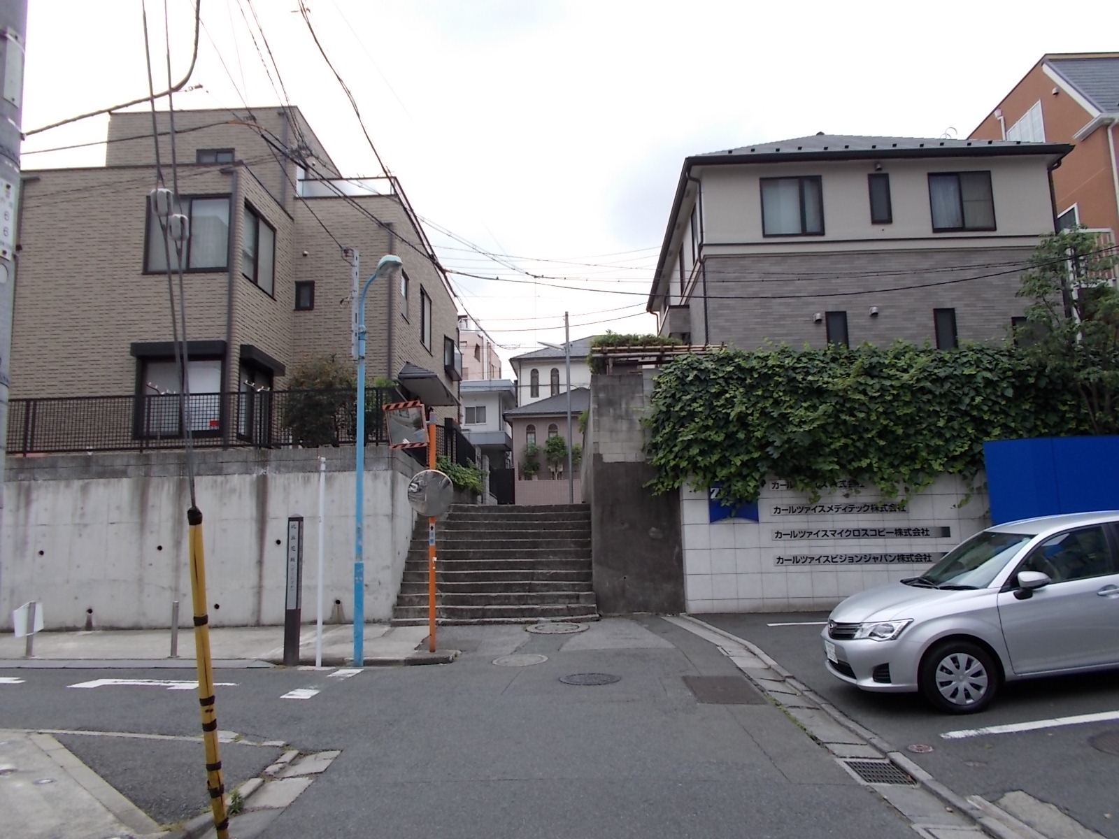 周辺は閑静な住宅街