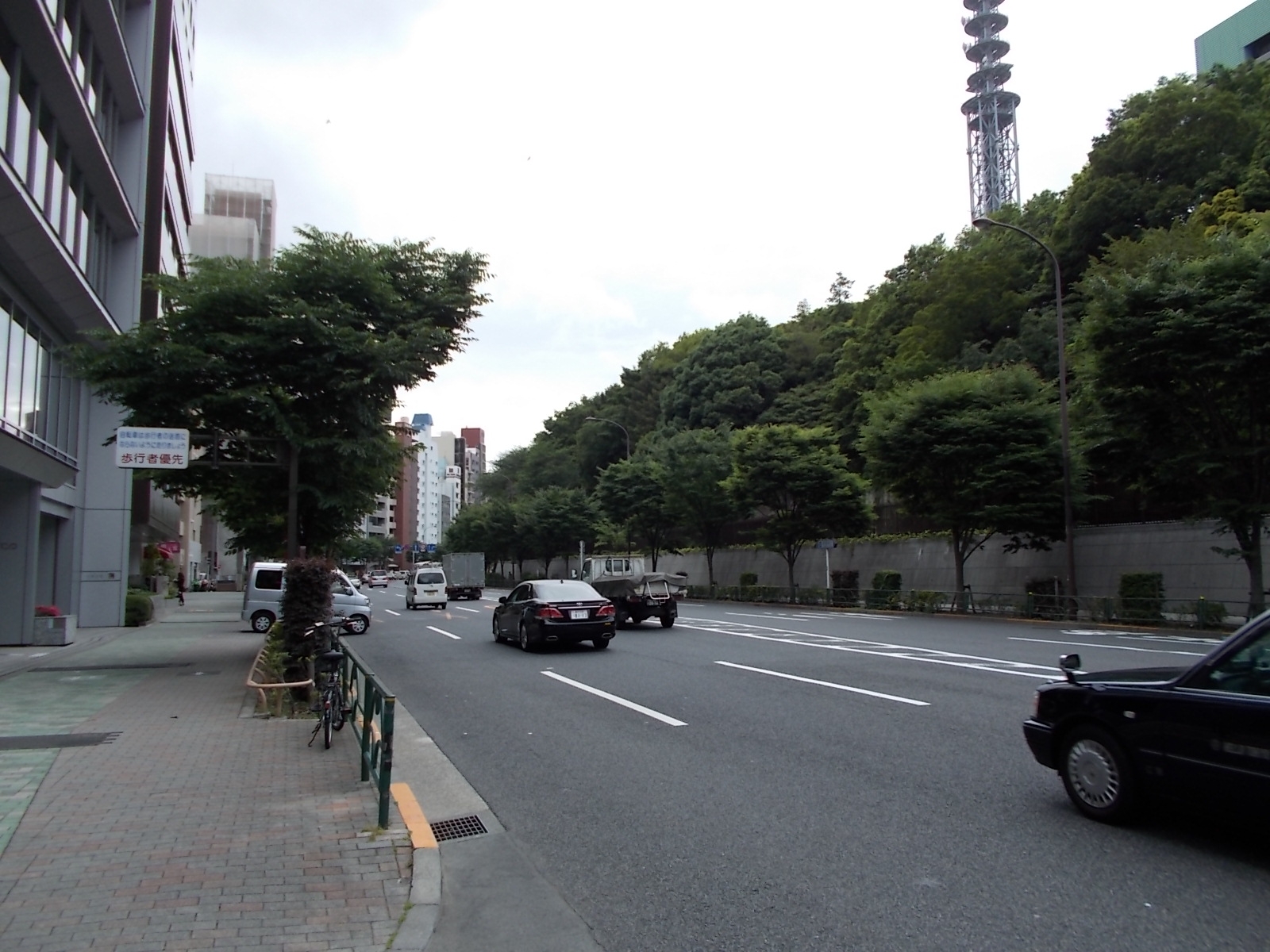 こちらも靖国通りの様子