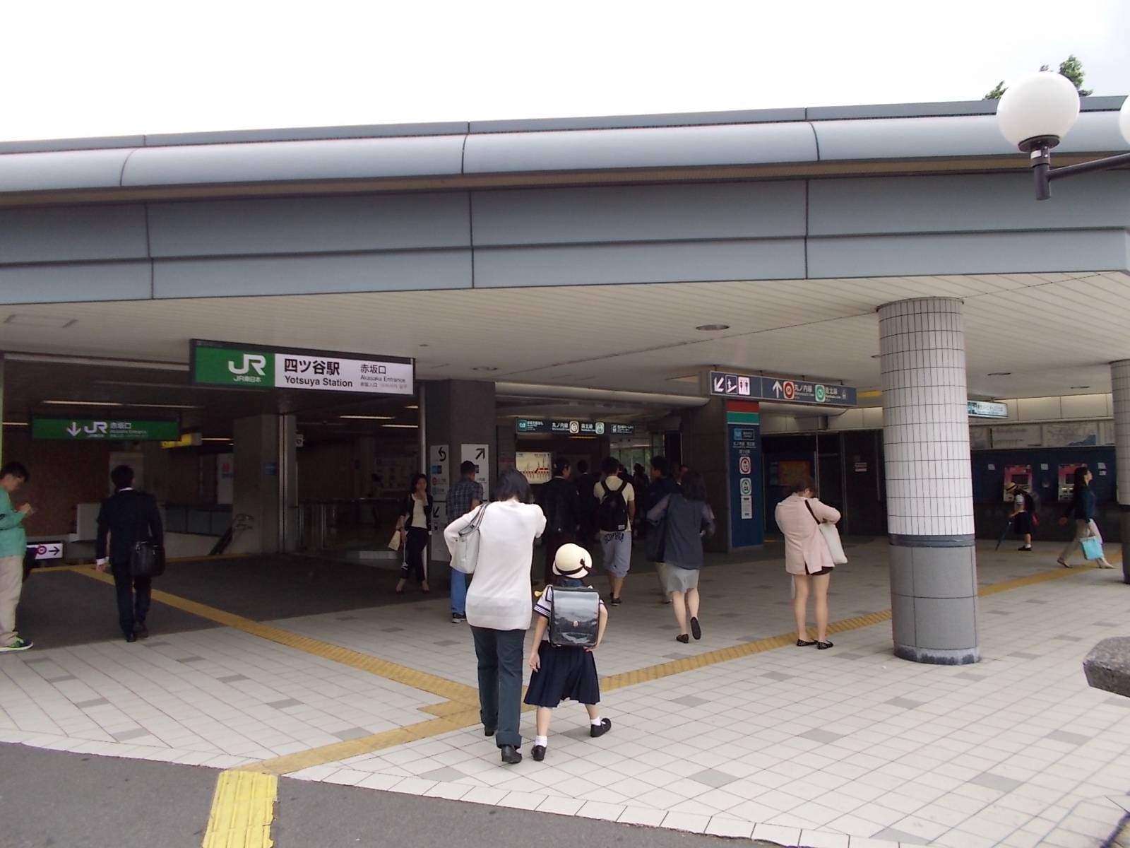 最寄りの「四ツ谷駅」