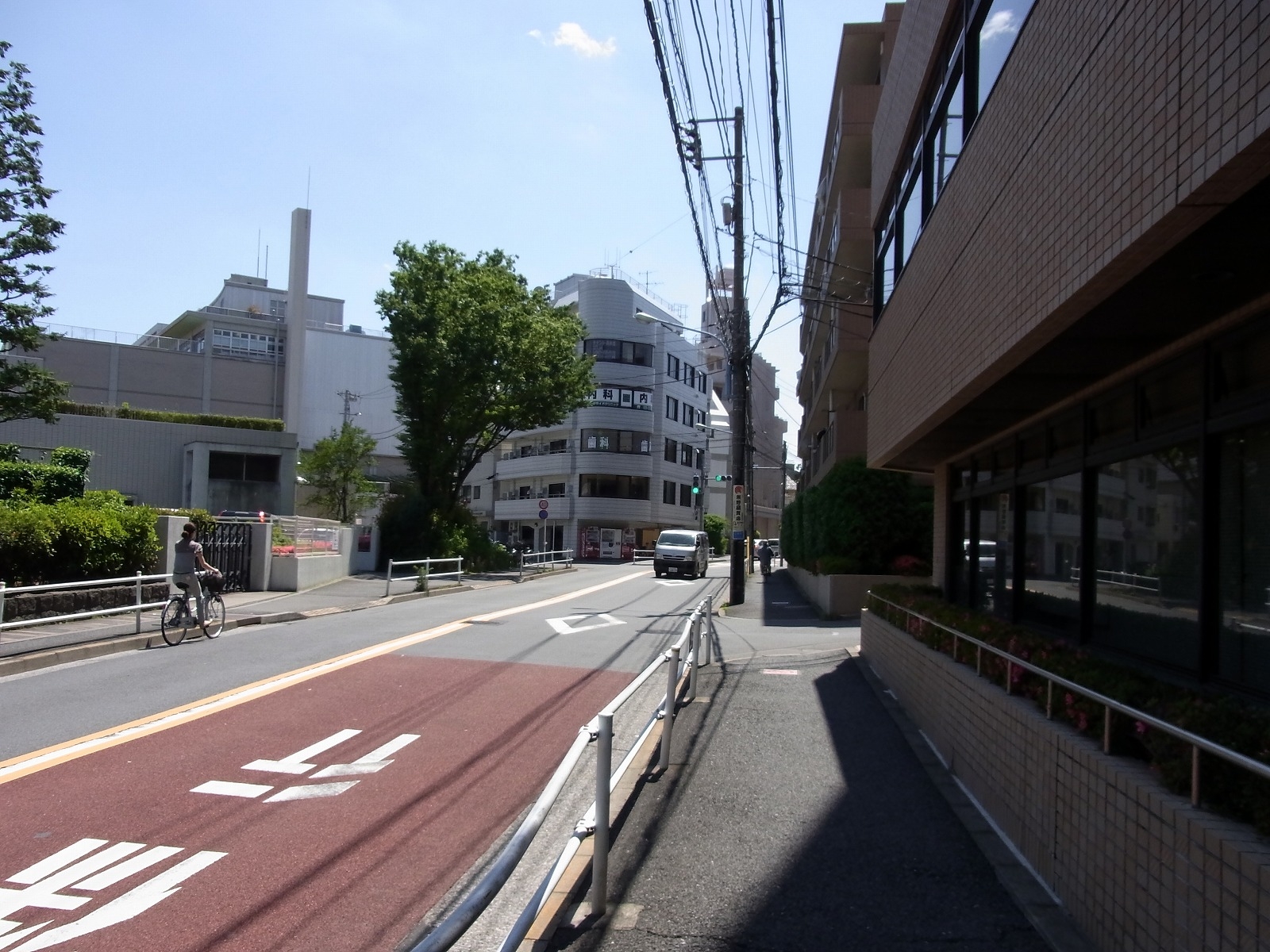 エヌケイビル前面の通り