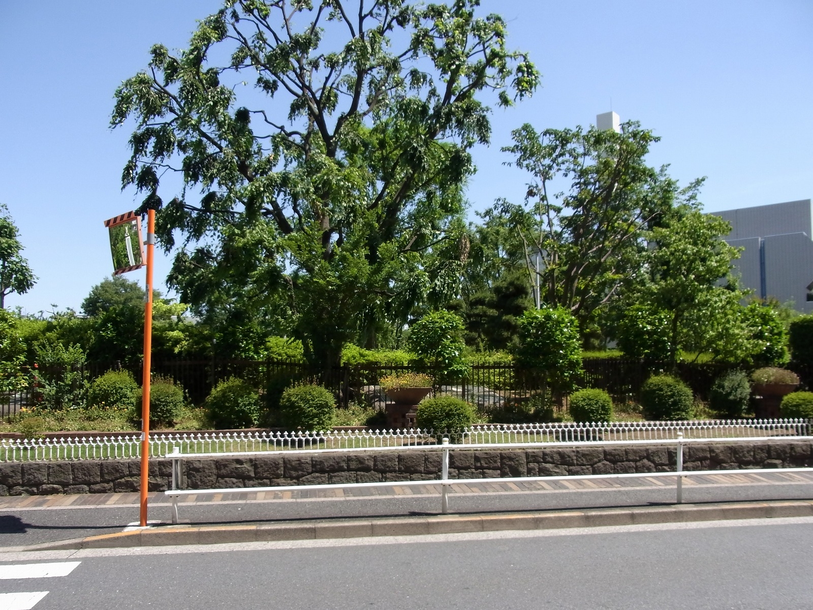 周辺は緑の多いエリア