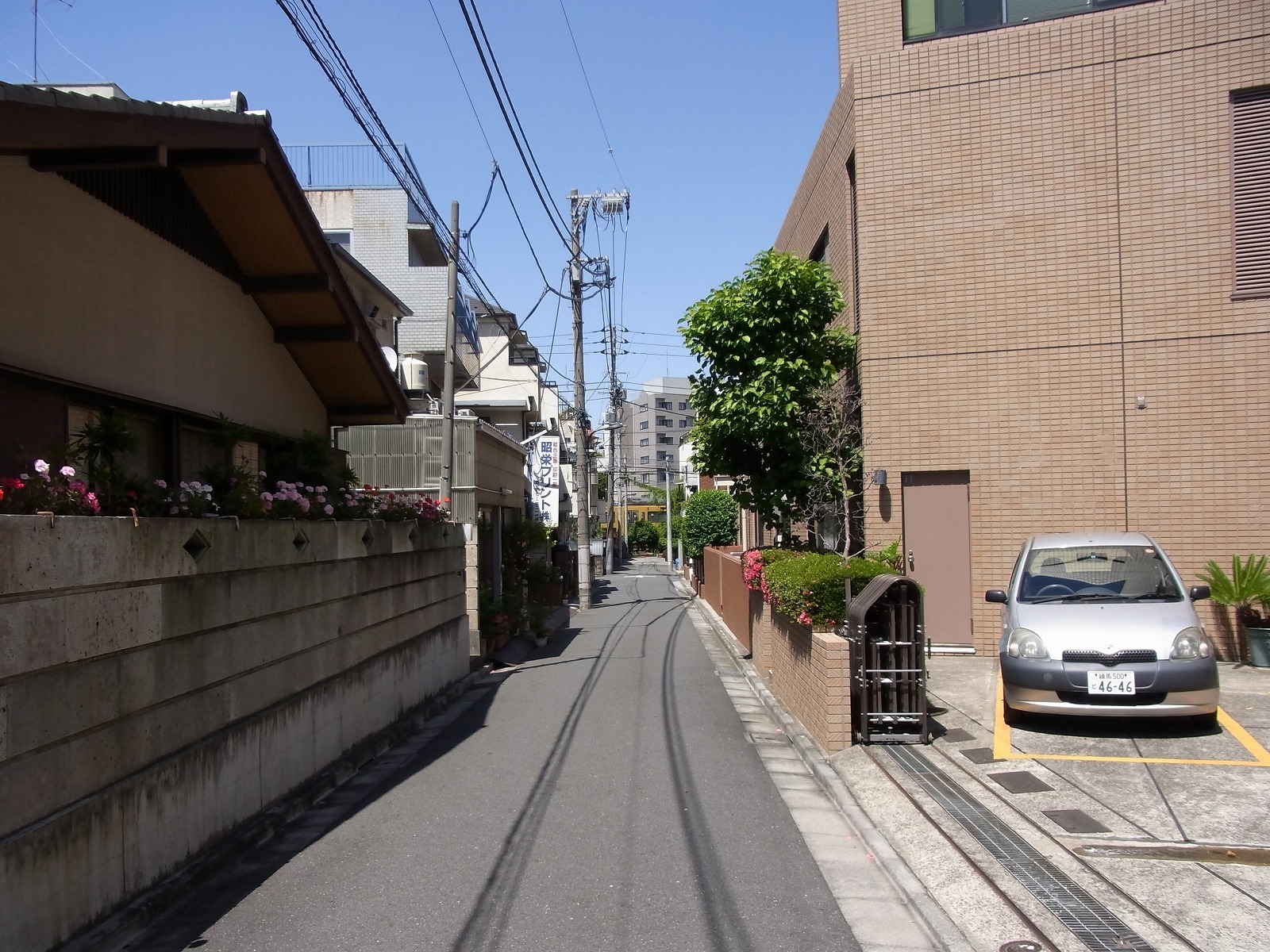 裏手は閑静な住宅街