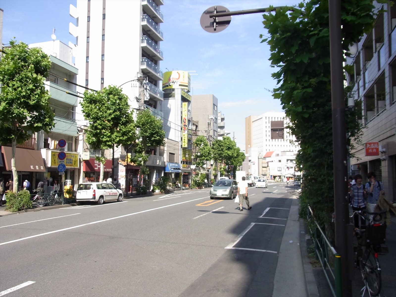 物件前面の早稲田通り