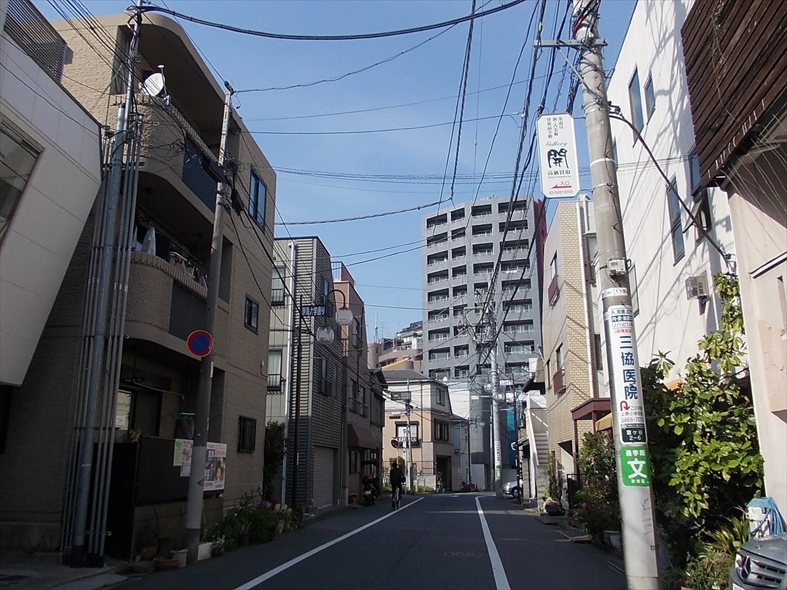 周辺は住宅街