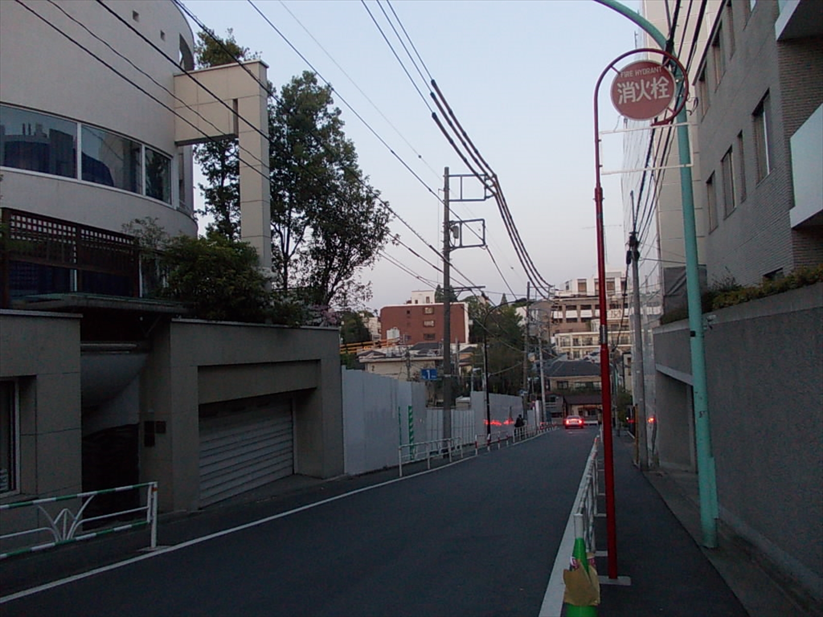 静かな住宅街に立地