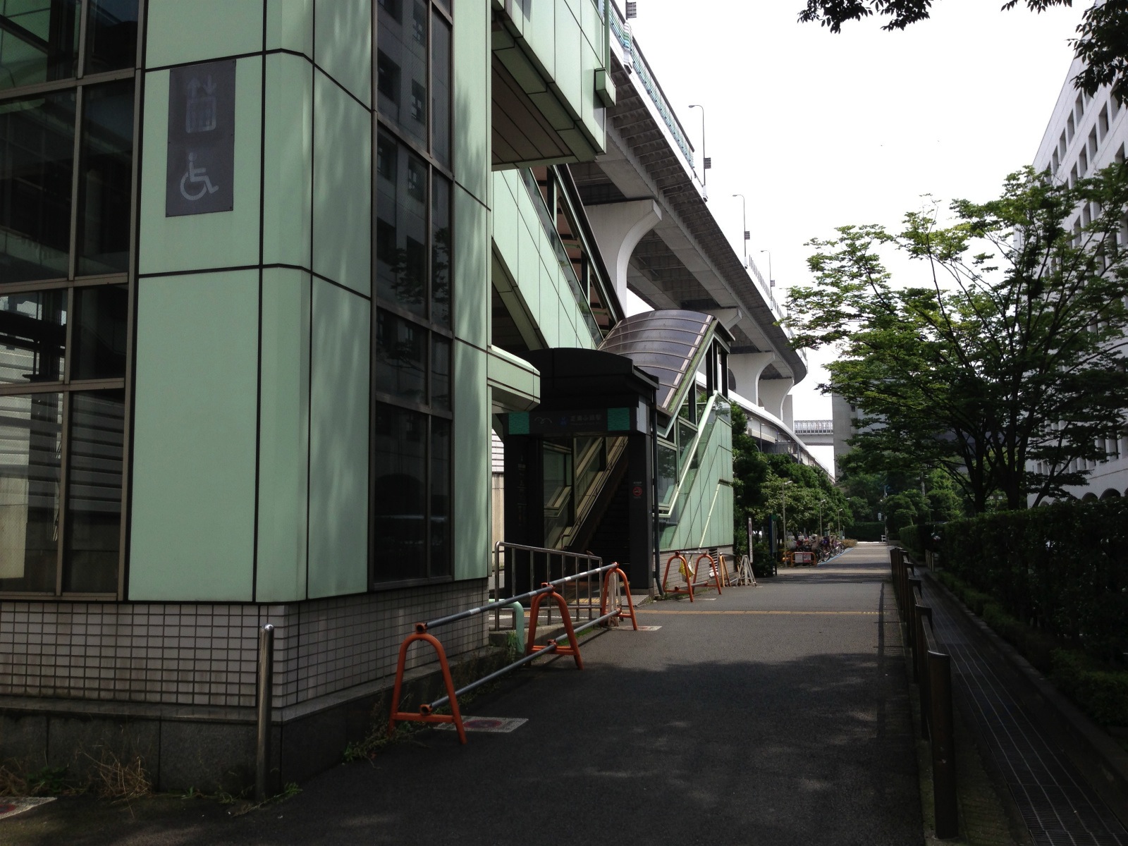 オフィスビル周辺の雰囲気