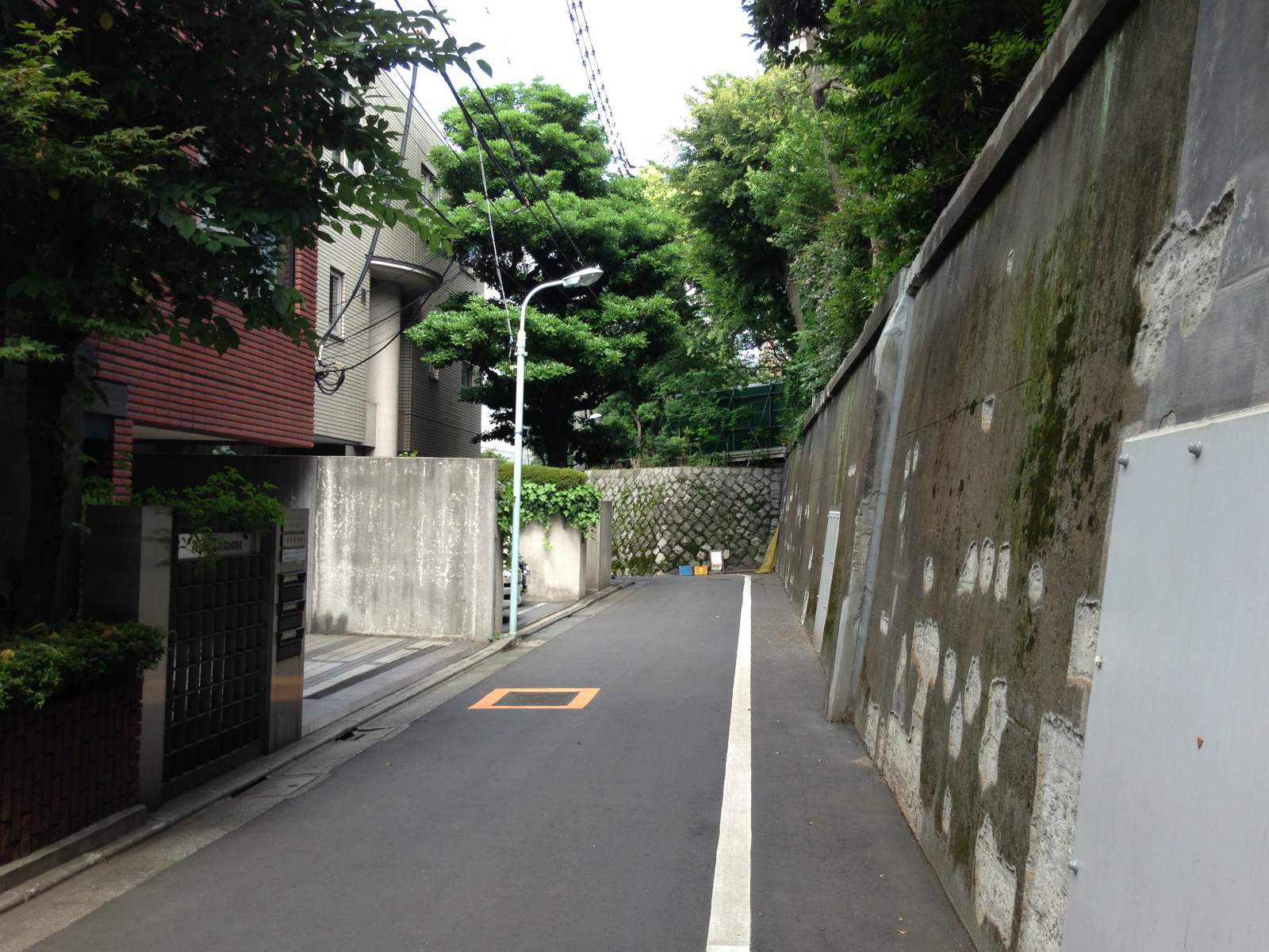 民家が立ち並ぶ