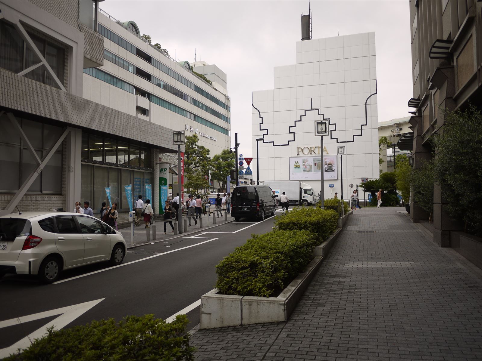 物件前の通り、横浜駅方面