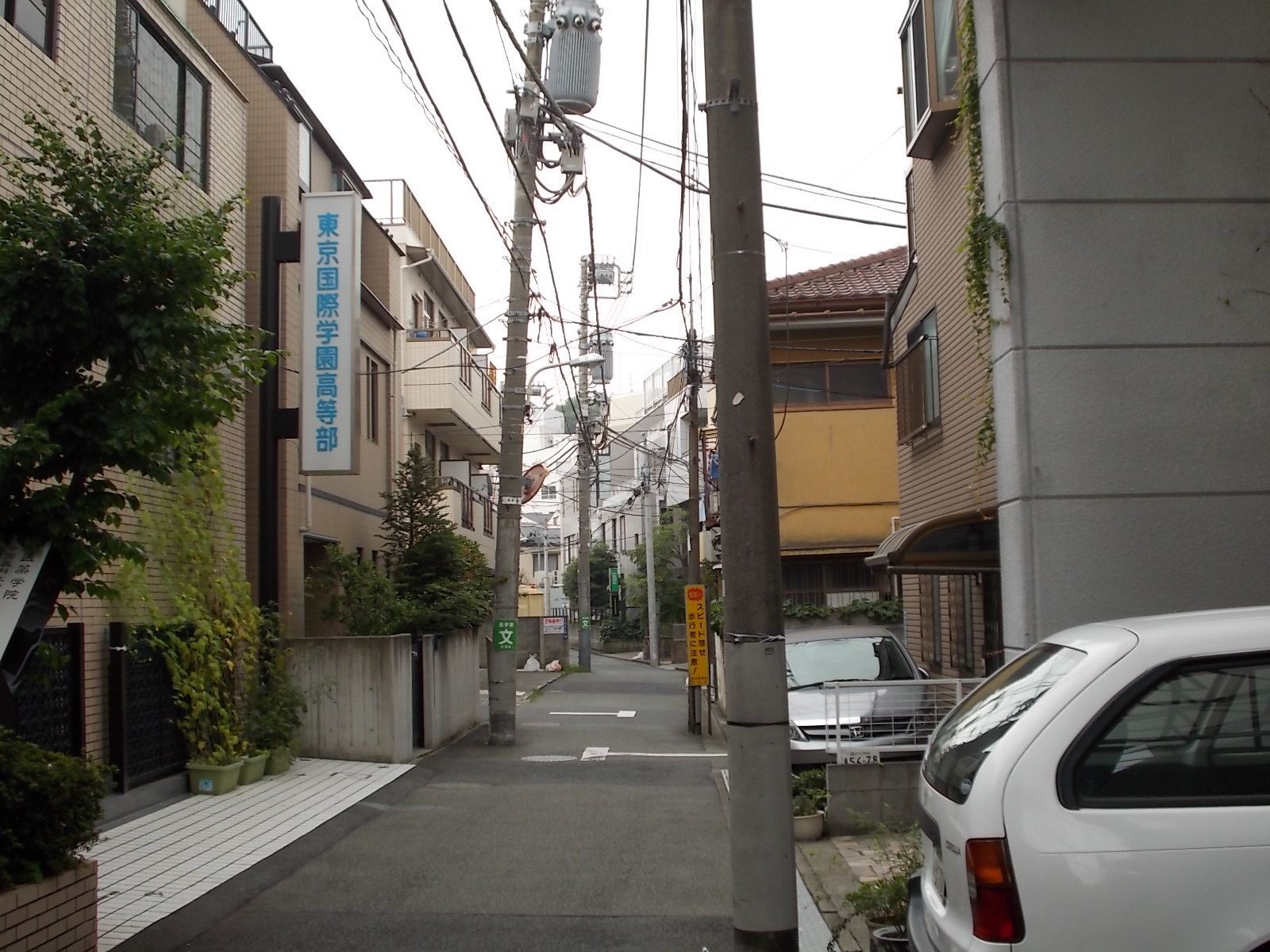大王電子ビル前面の通り