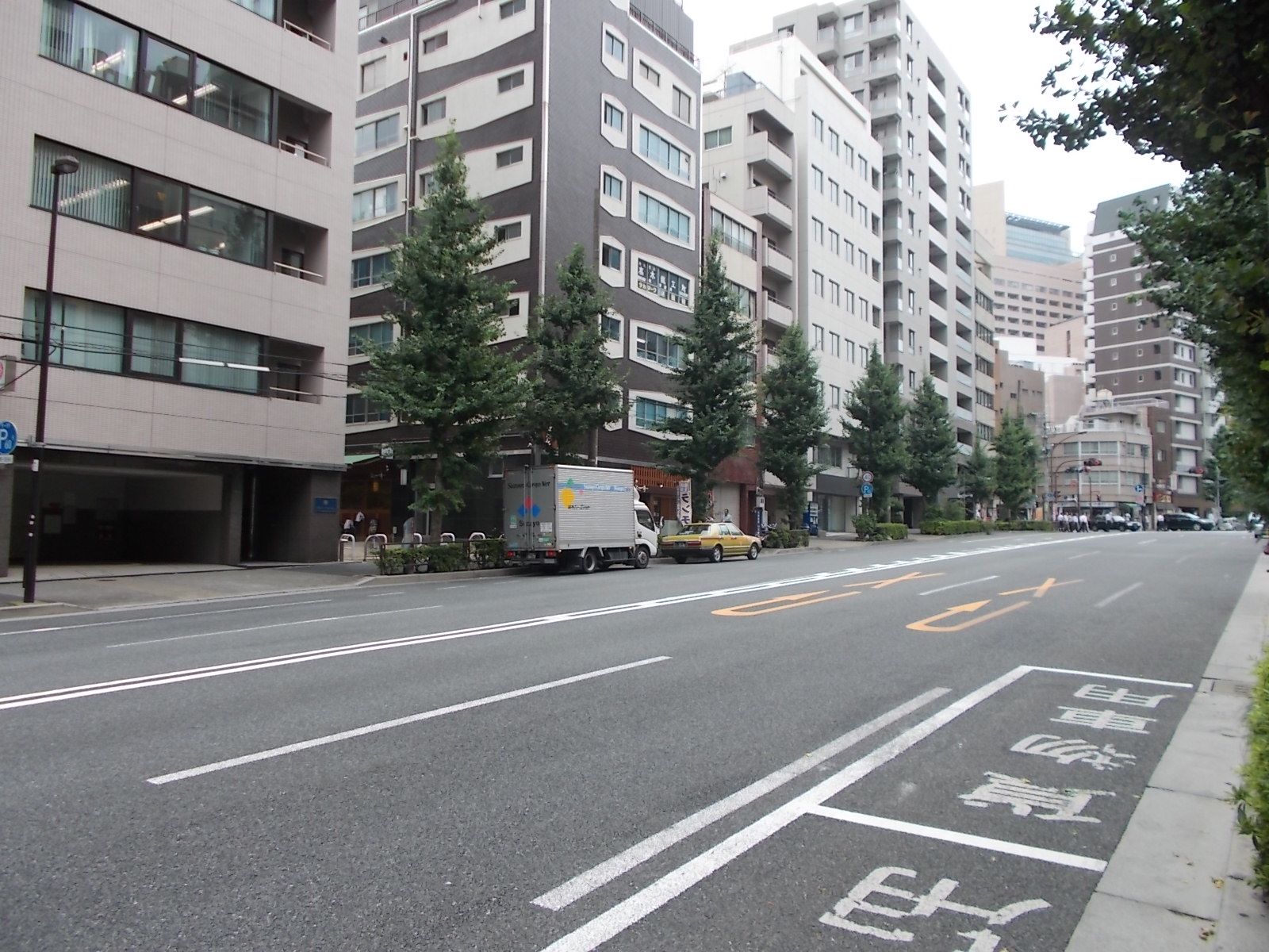 蔵前橋通りに面する