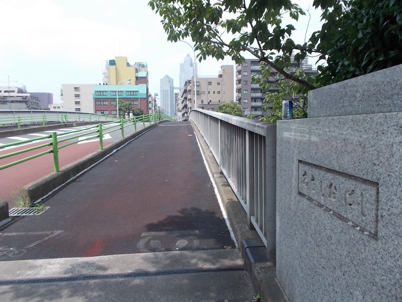 近くに架かる橋