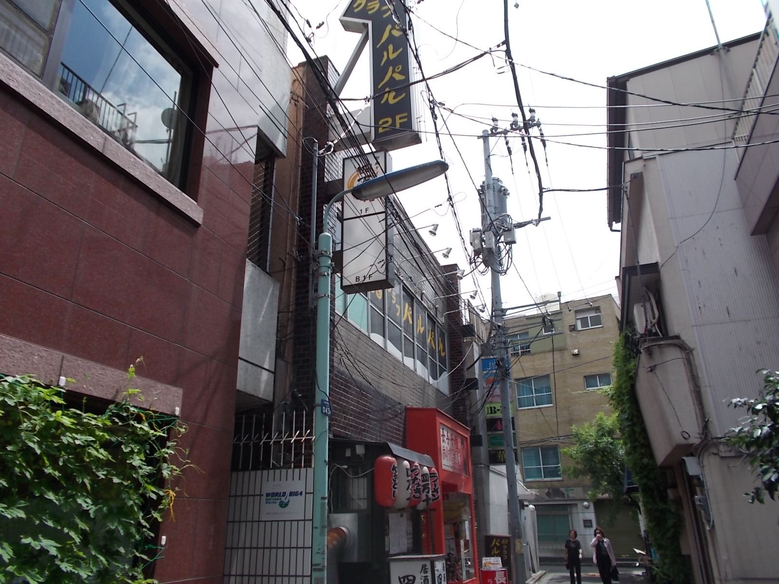 賑わっているビル周辺