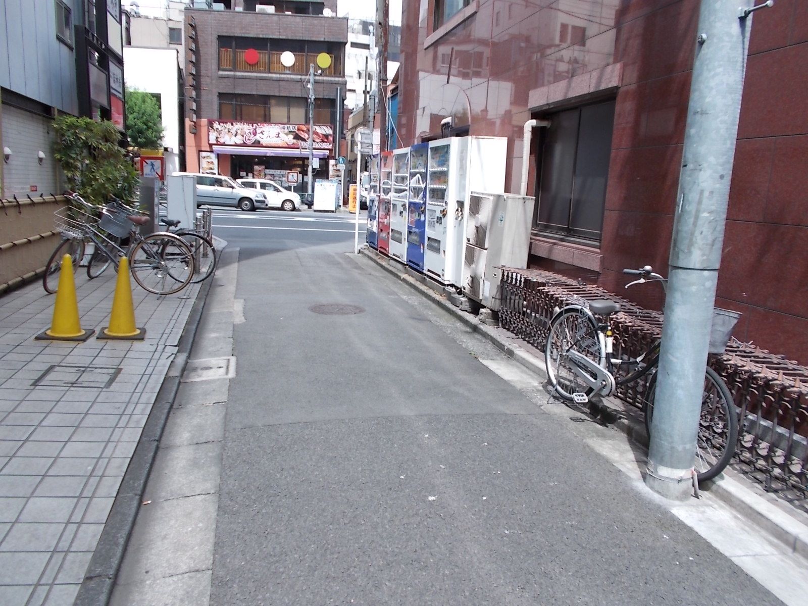 白川ビル前の通り