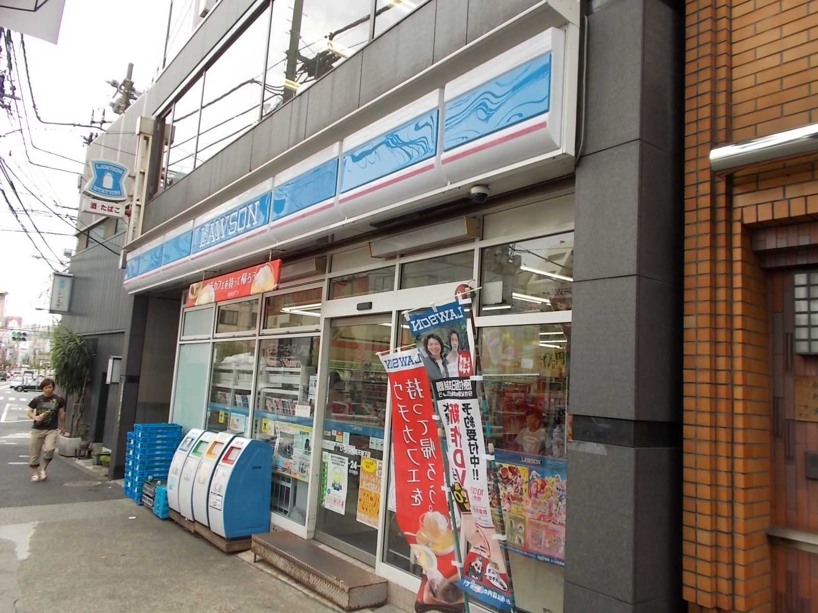 コンビニがオフィス1軒先にあり