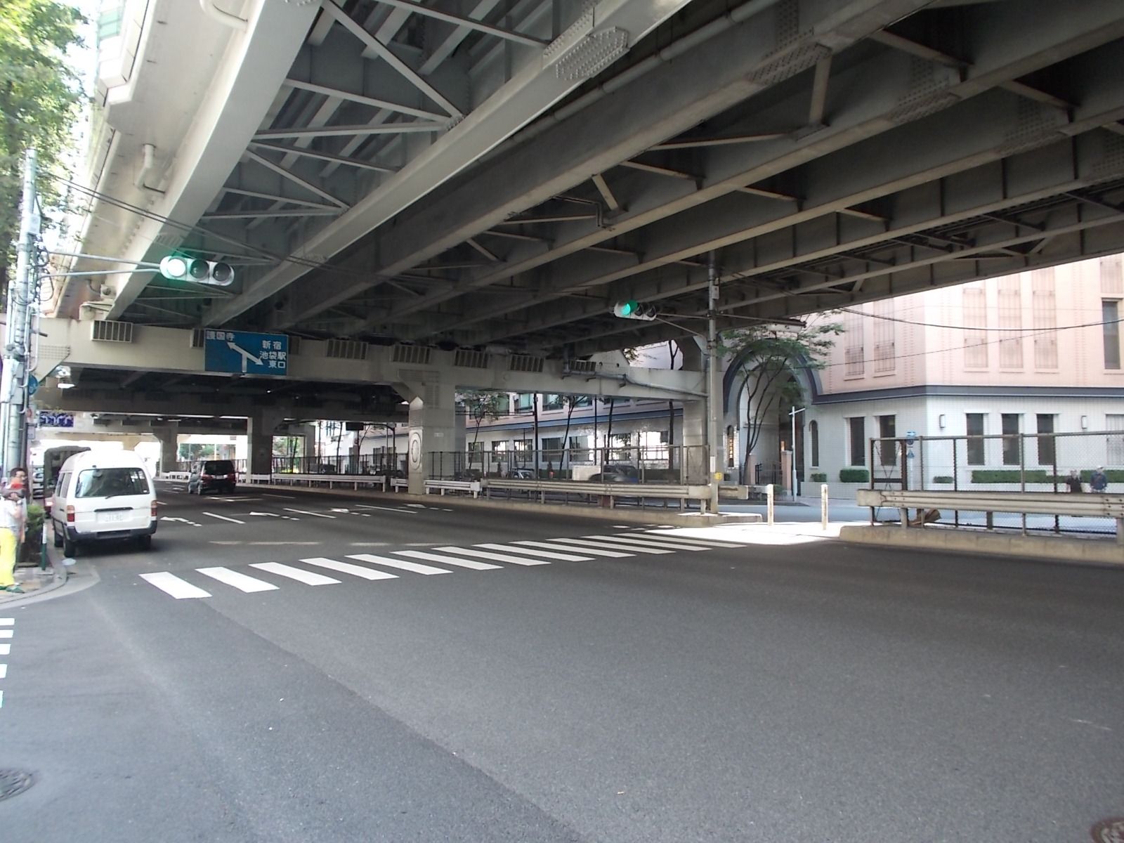 オフィスビル前面の通り