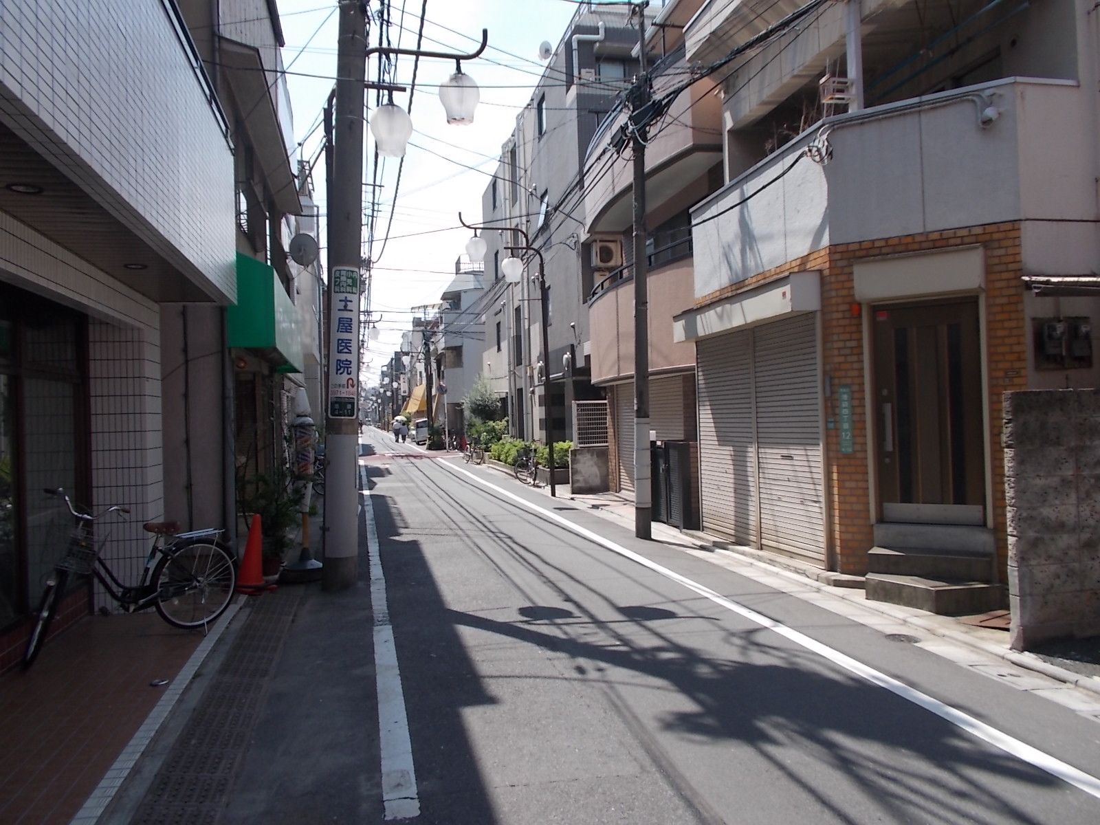 メゾン角田ビル前面の通り