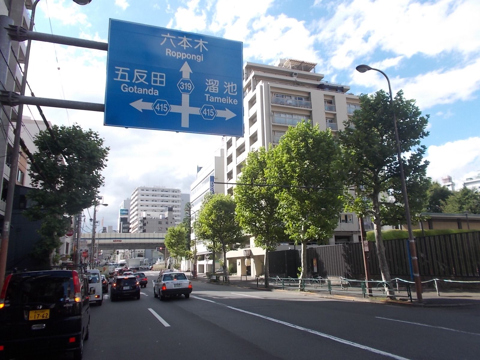 ビル前「外苑東通り」