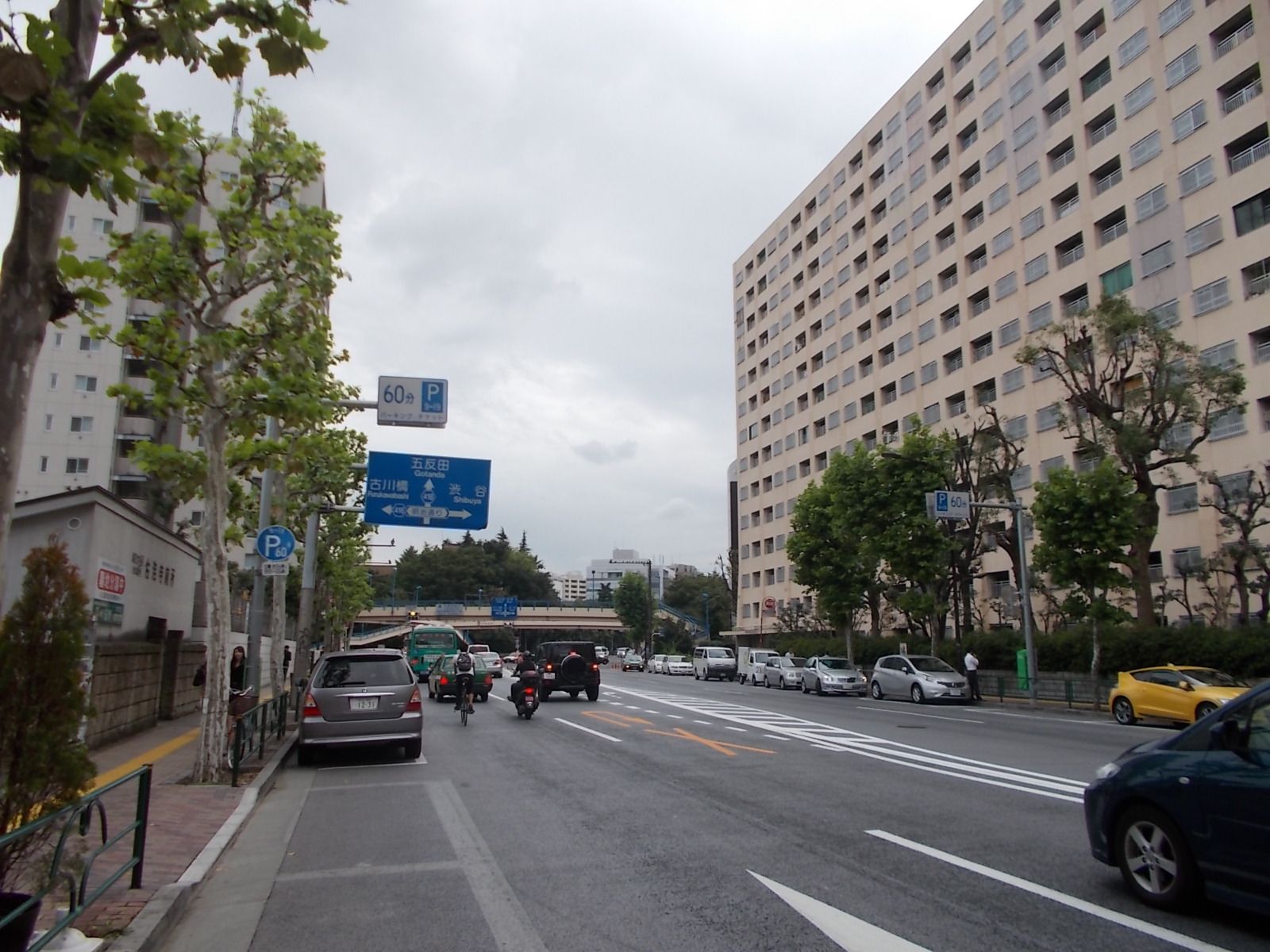 ビル前の「外苑西通り」