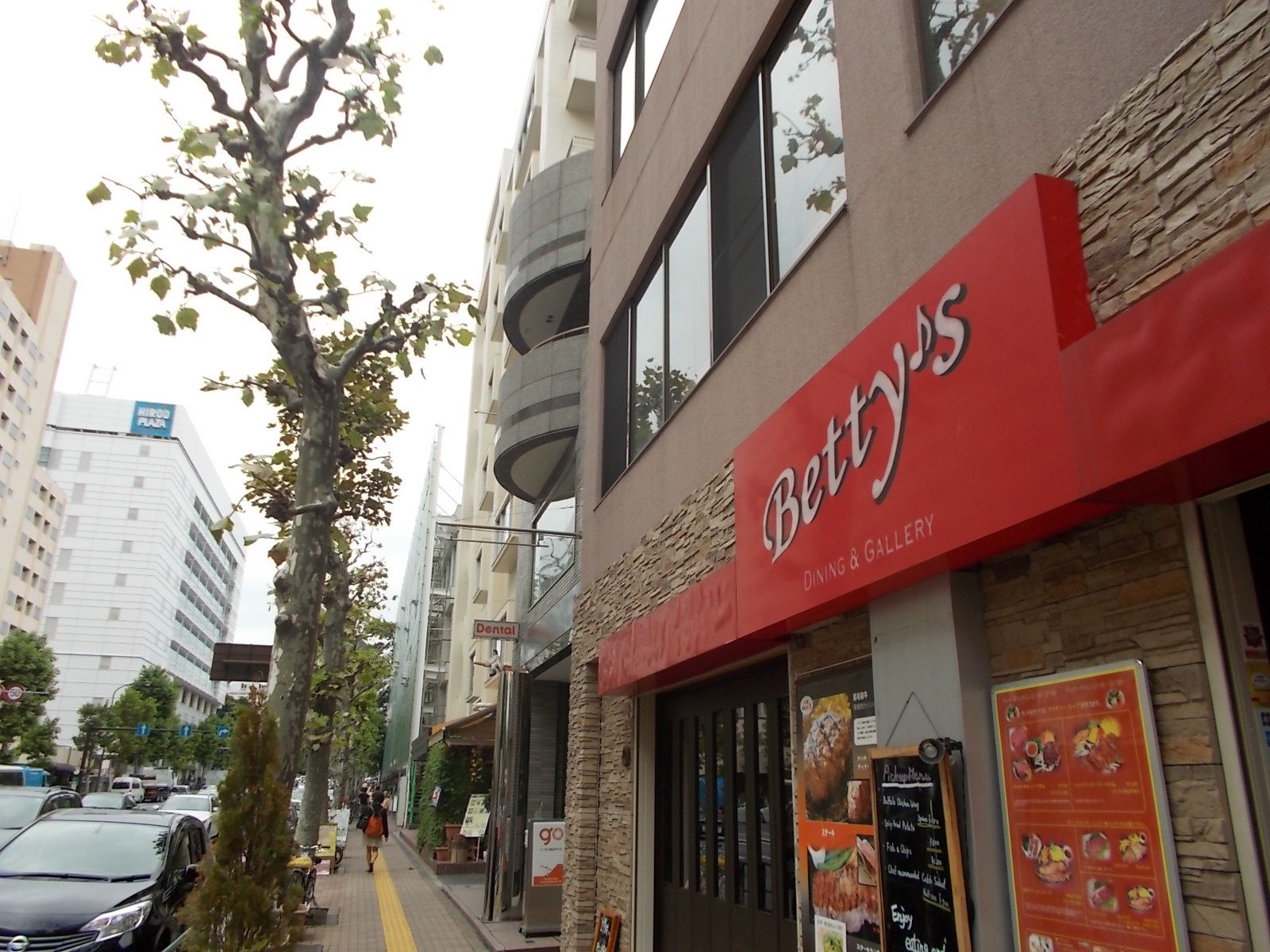 ビル前の街路樹のある通り