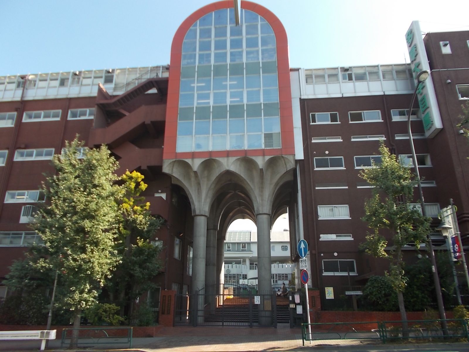ビル向かいは多摩大学　中学校・高等学校