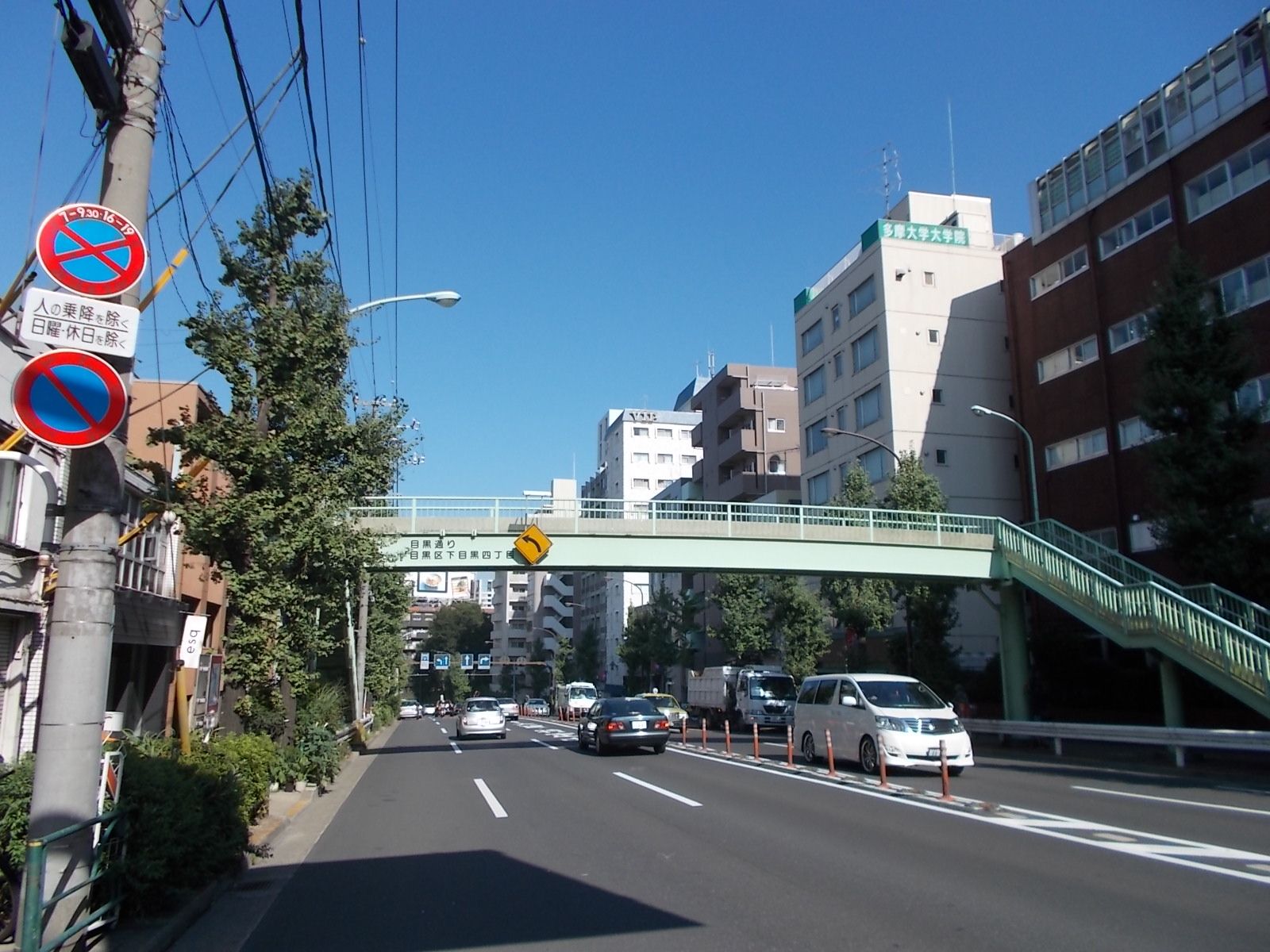 Barbizon48前の目黒通り