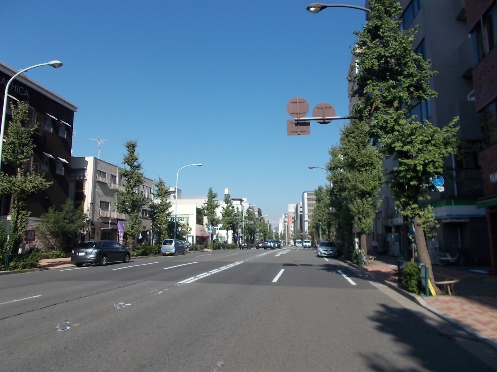 ビル前「目黒通り」