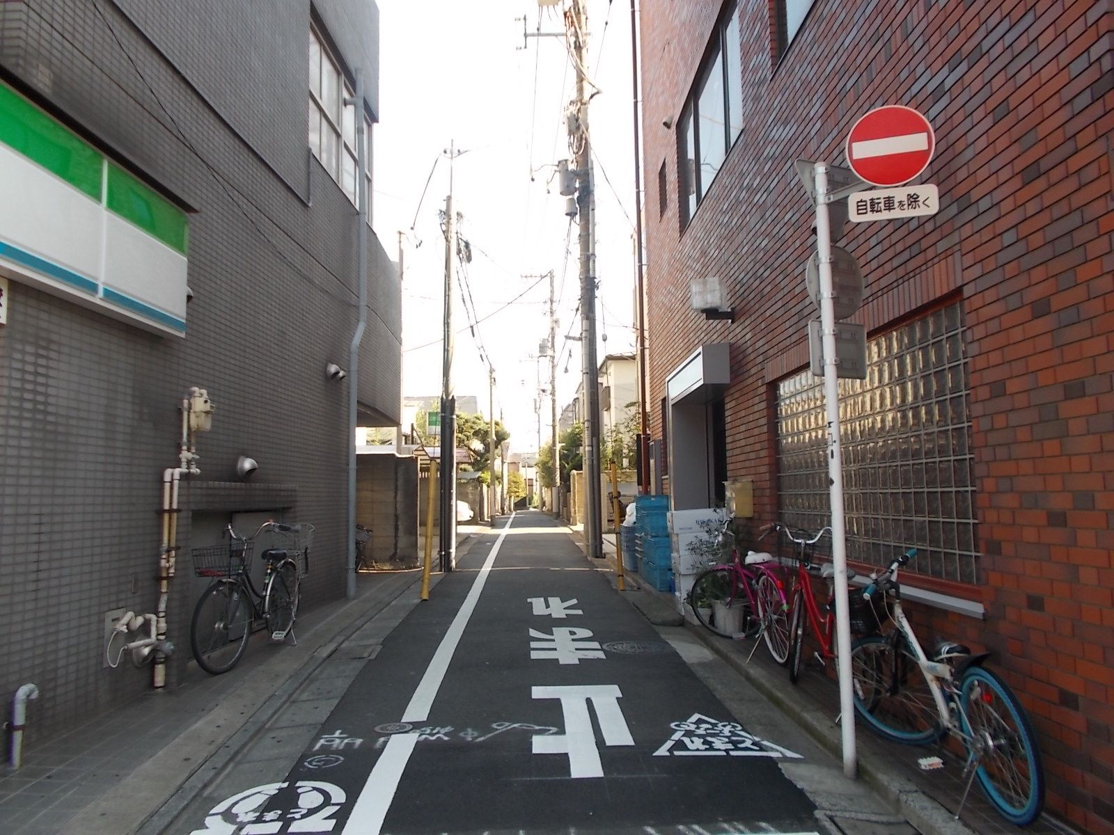 ビル横の通り