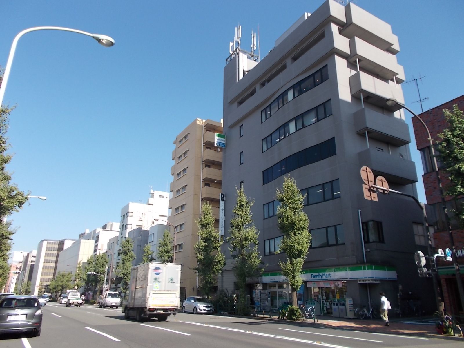 通りから見た津国屋ビル