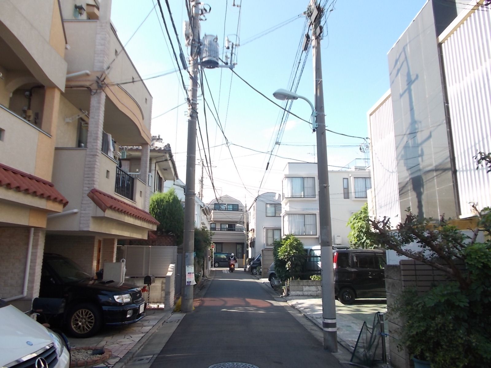 ビルを右手に見た風景