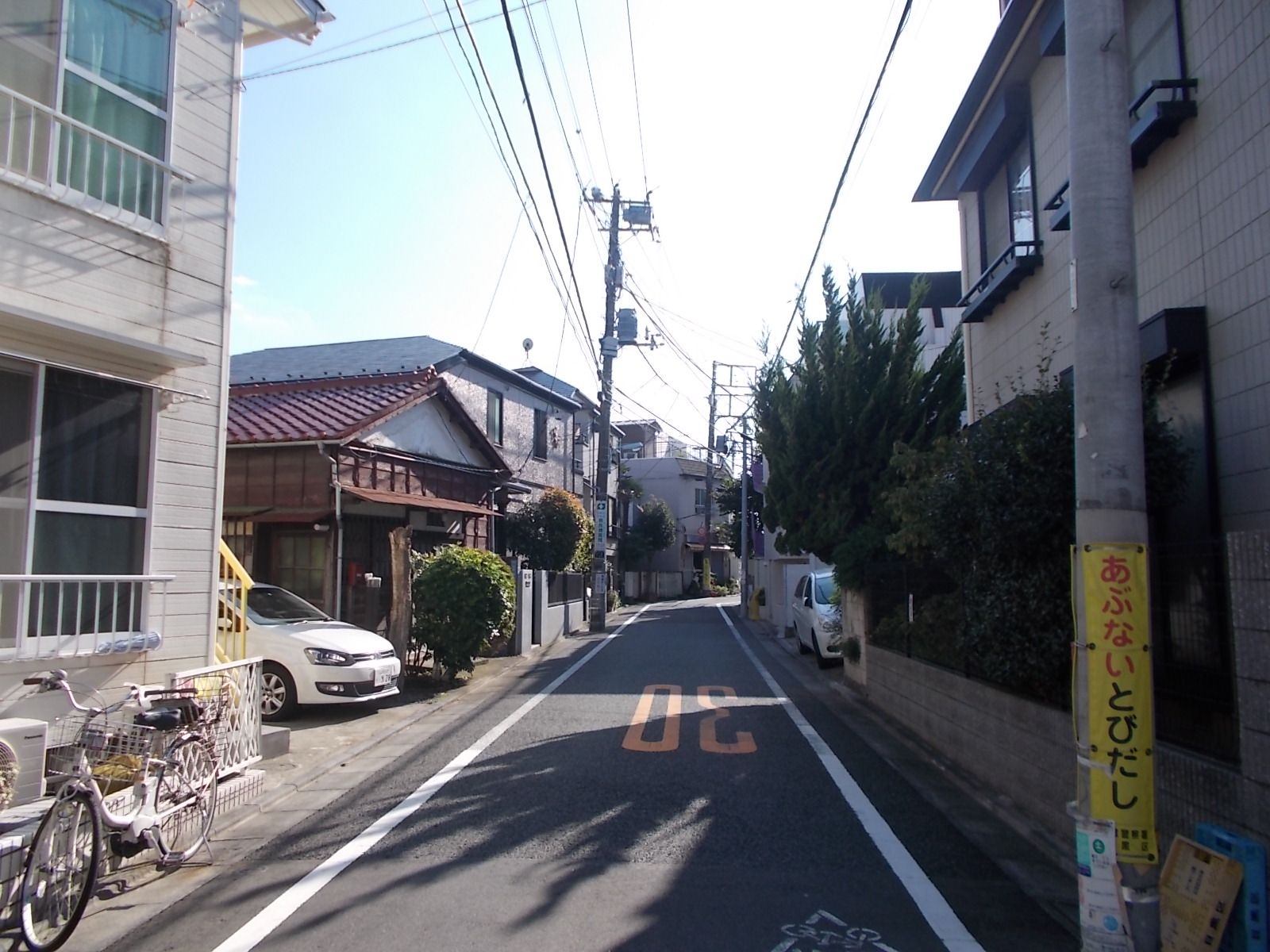 周辺は閑静な住宅街