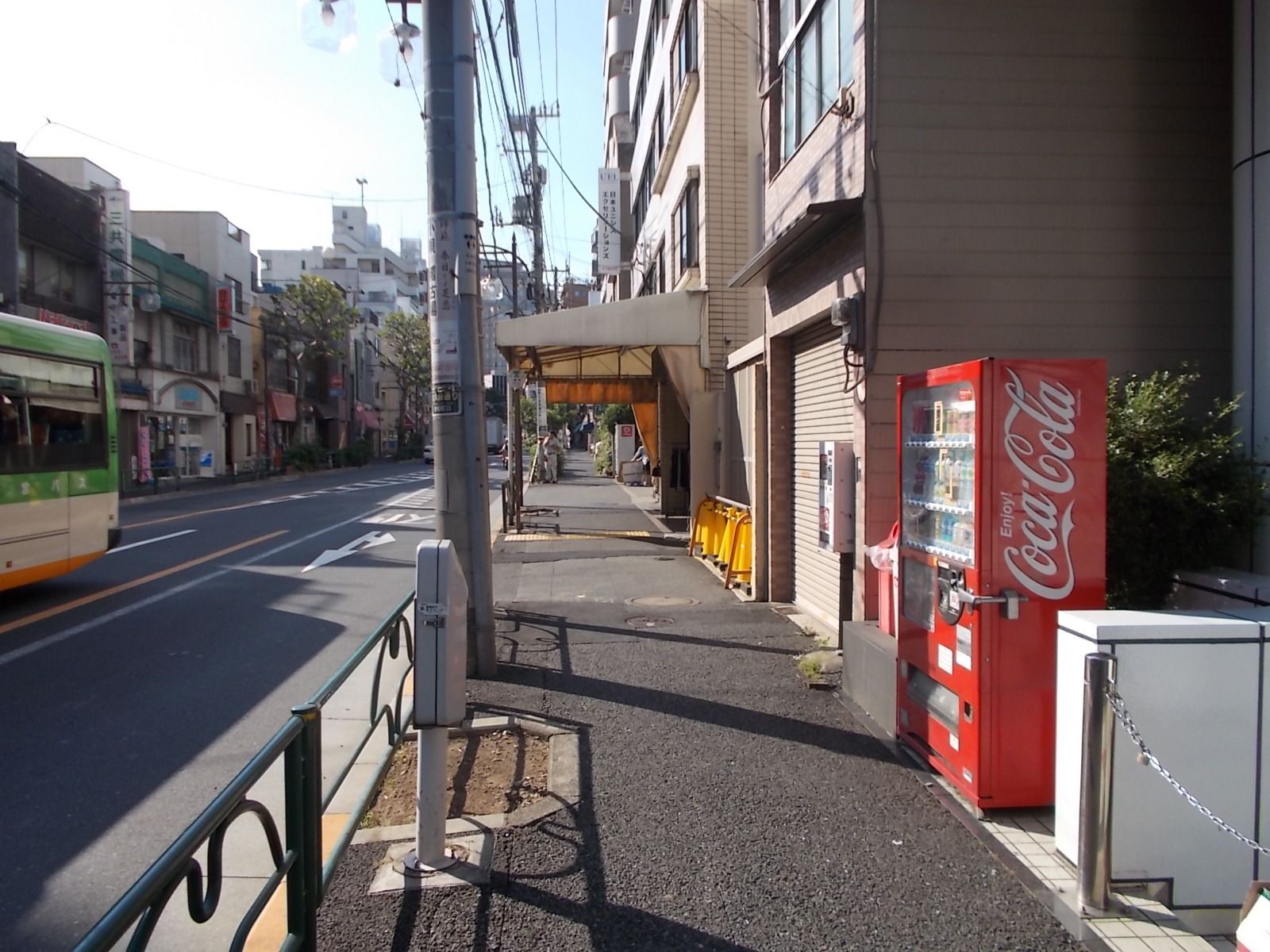 オフィスビル前面の通り