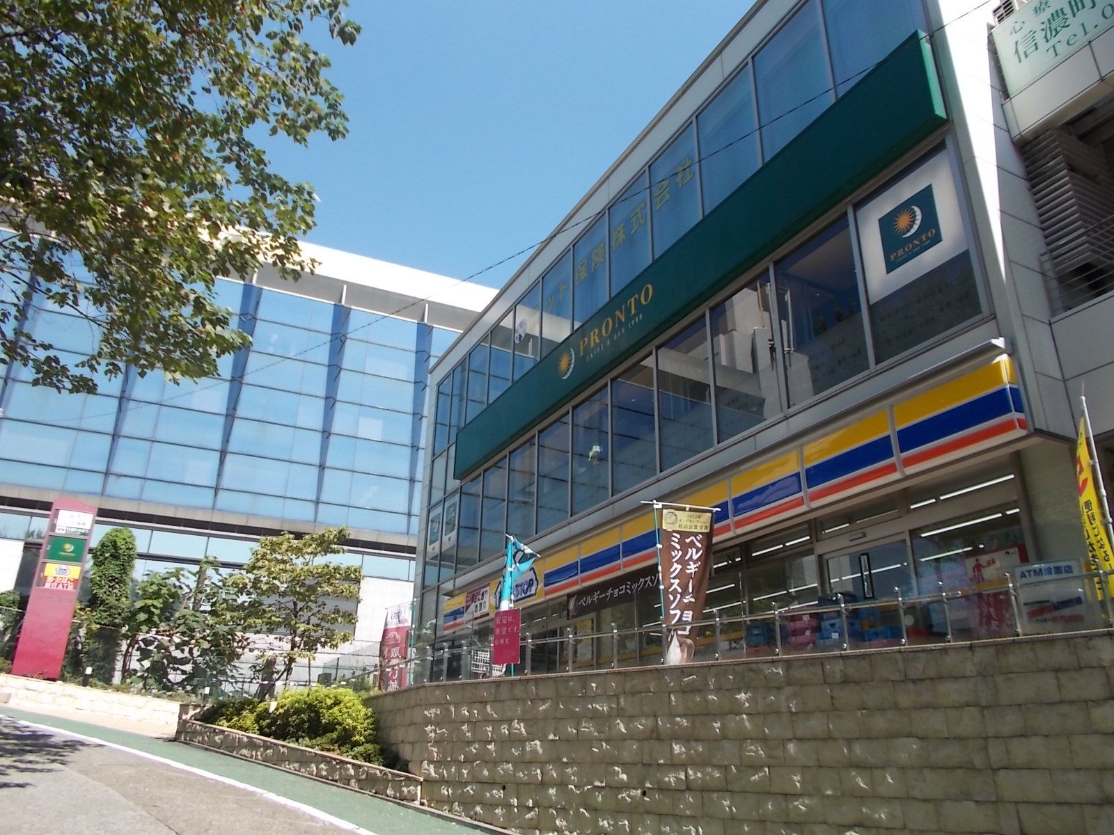 近くのミニストップ信濃町駅南口店