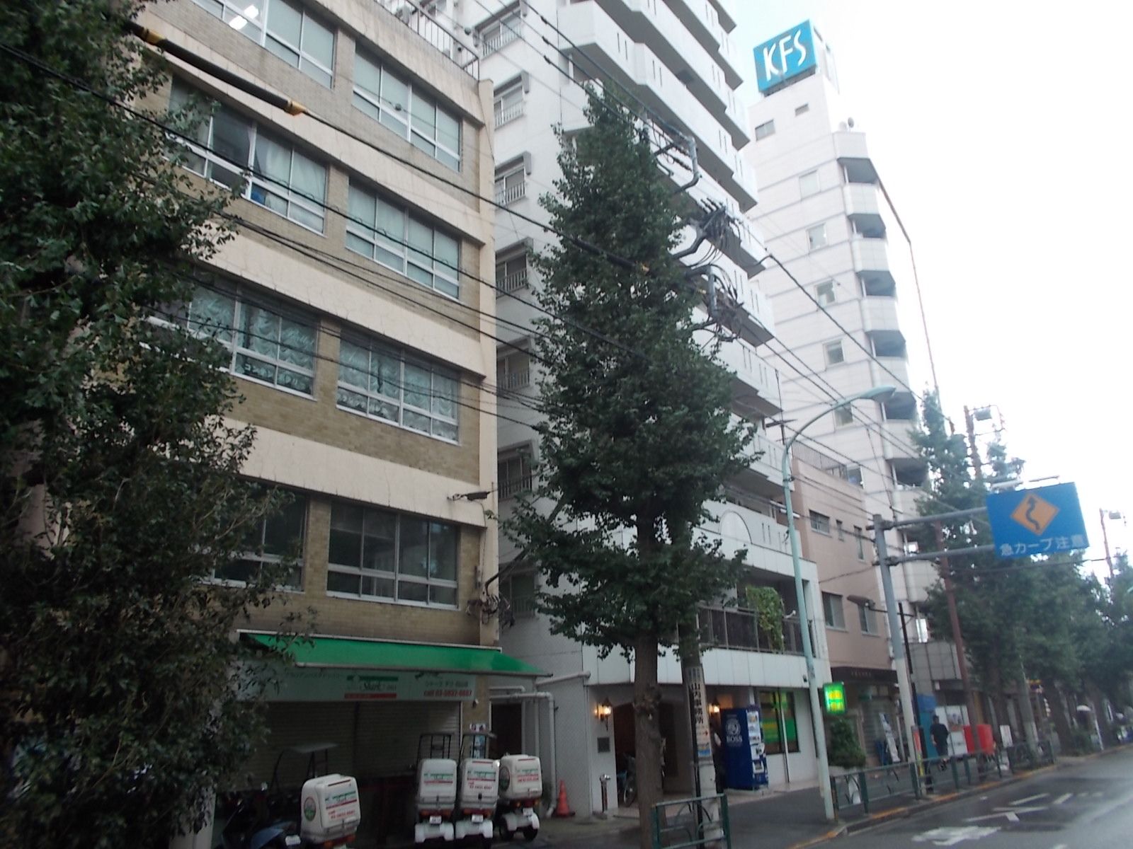 オフィスビル前面の本郷通り