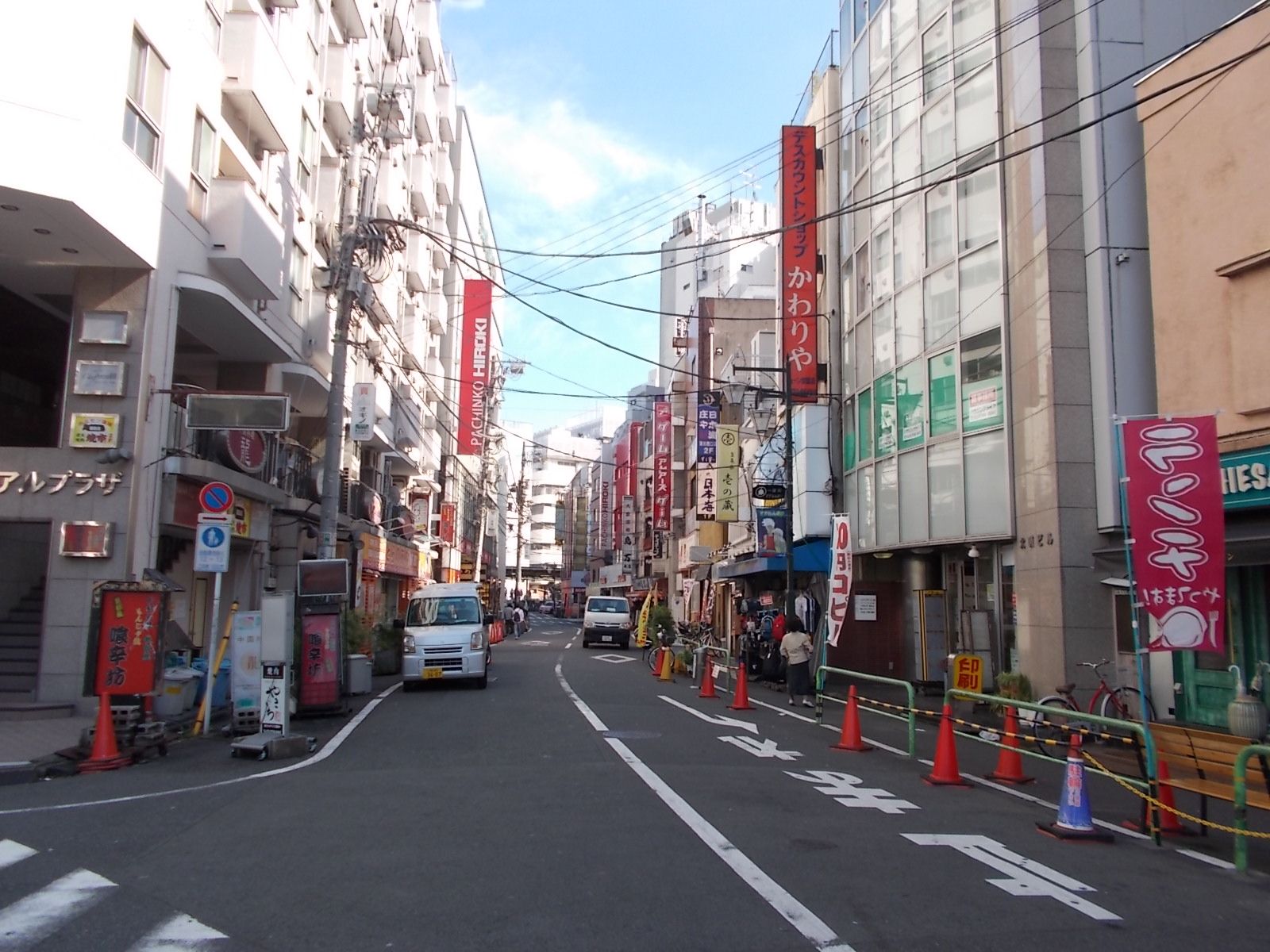 脇道を入ると賑やかな環境
